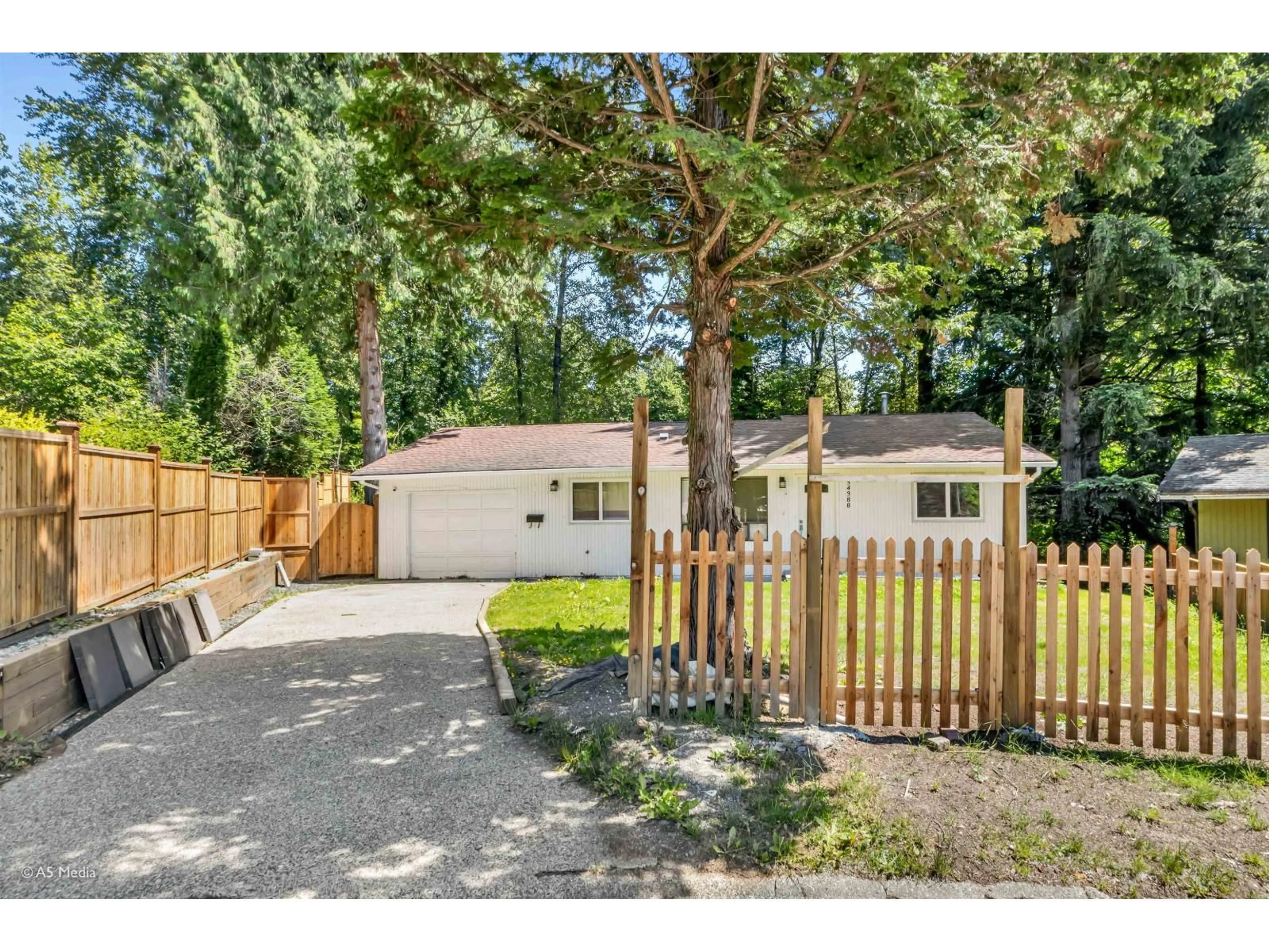A pic from outside/outdoor area/front of a property/back of a property/a pic from drone, street for 34388 RUSSET PLACE, Abbotsford British Columbia V2S5E2