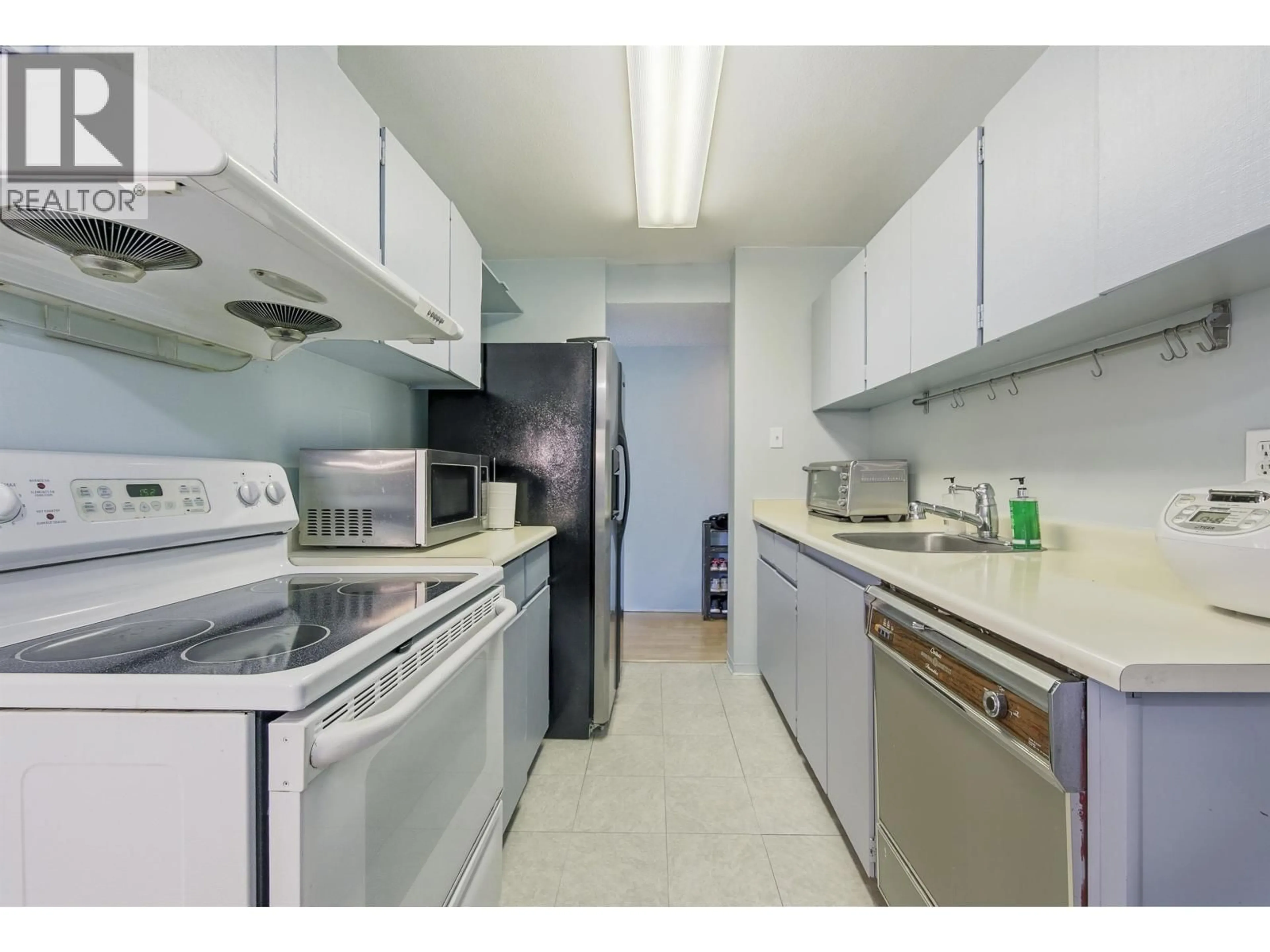 Standard kitchen, unknown for 801 - 6689 WILLINGDON AVENUE, Burnaby British Columbia V5H3Y8