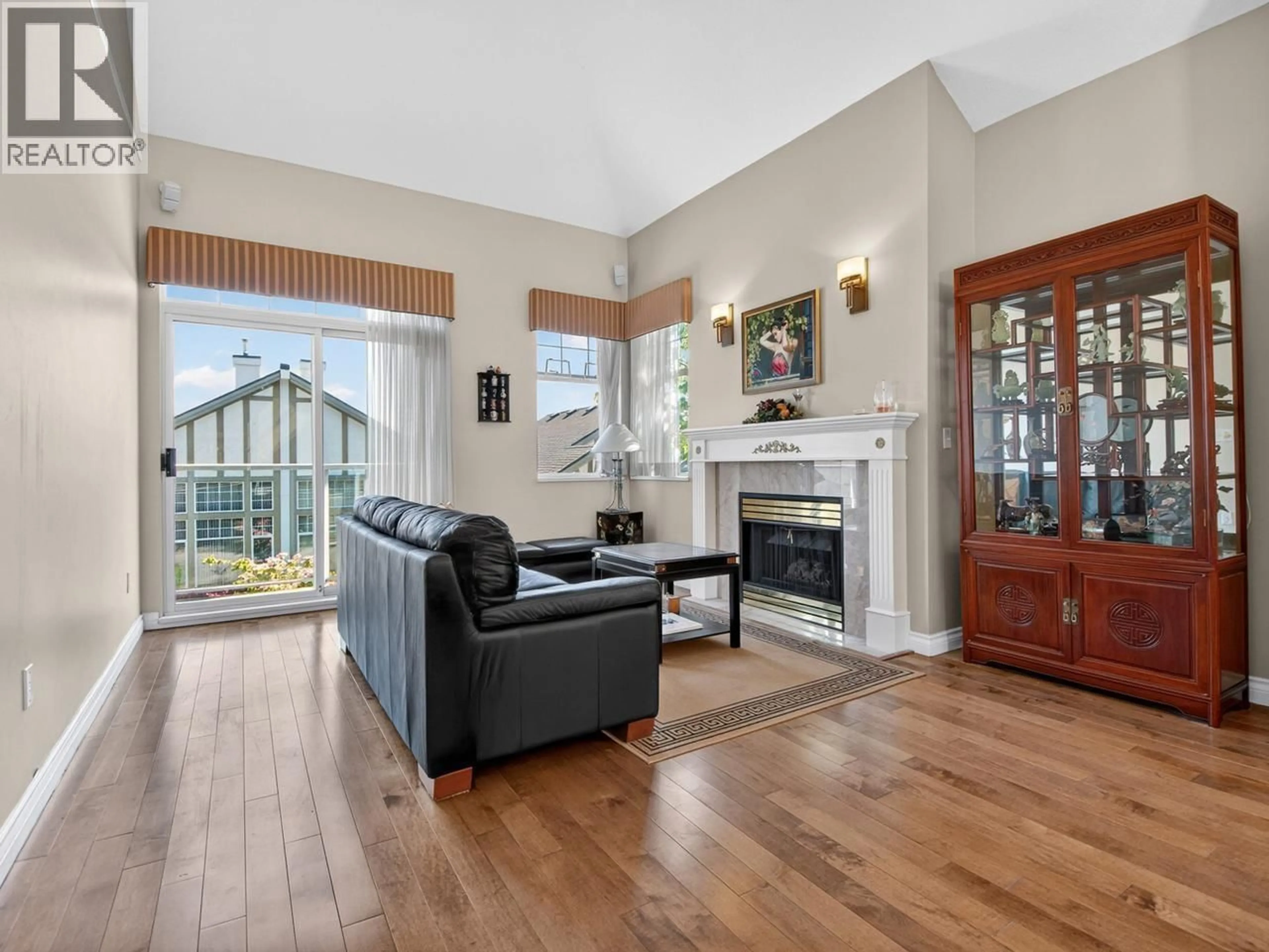Living room with furniture, wood/laminate floor for 29 - 5221 OAKMOUNT CRESCENT, Burnaby British Columbia V5H4R4
