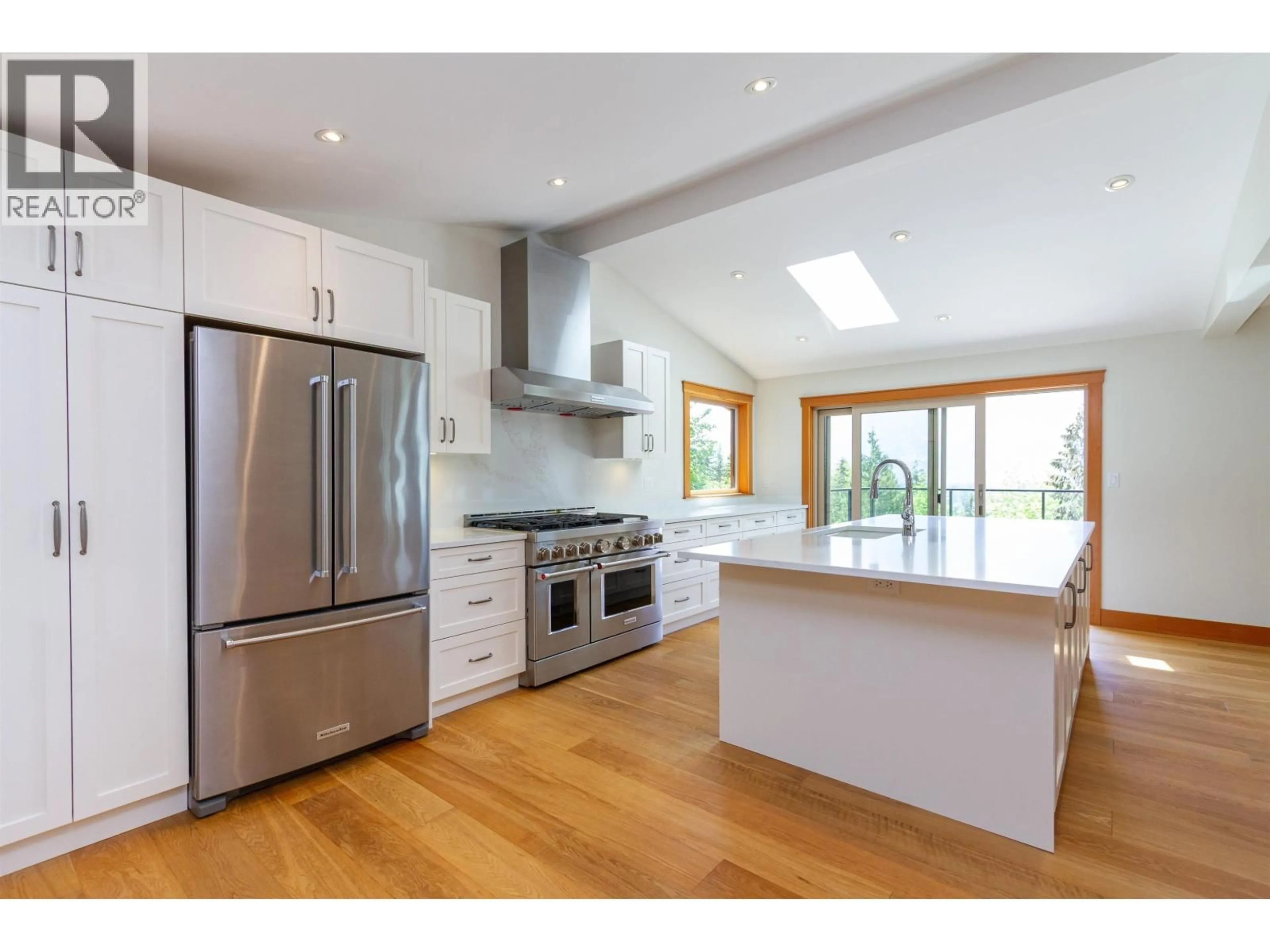 Open concept kitchen, wood/laminate floor for 40427 AYR DRIVE, Squamish British Columbia V0N1T0