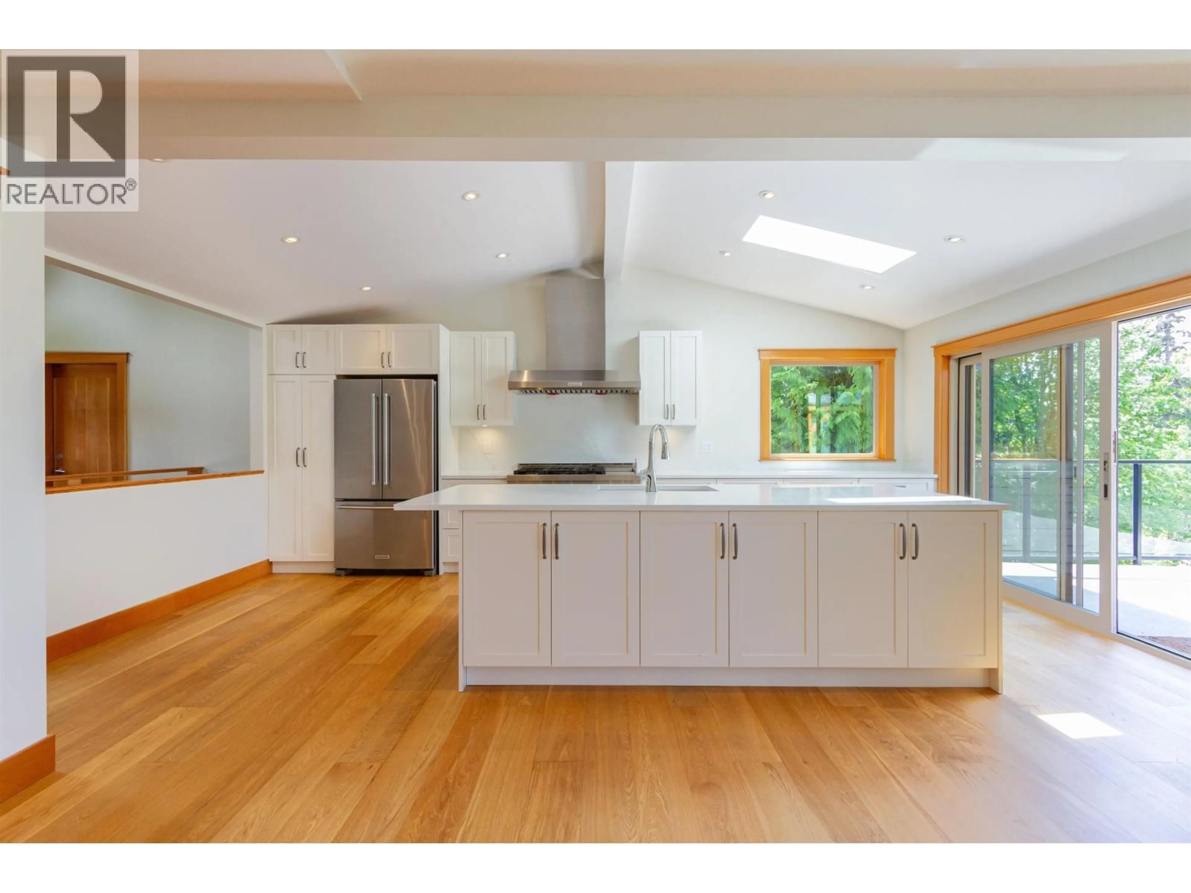Open concept kitchen, wood/laminate floor for 40427 AYR DRIVE, Squamish British Columbia V0N1T0