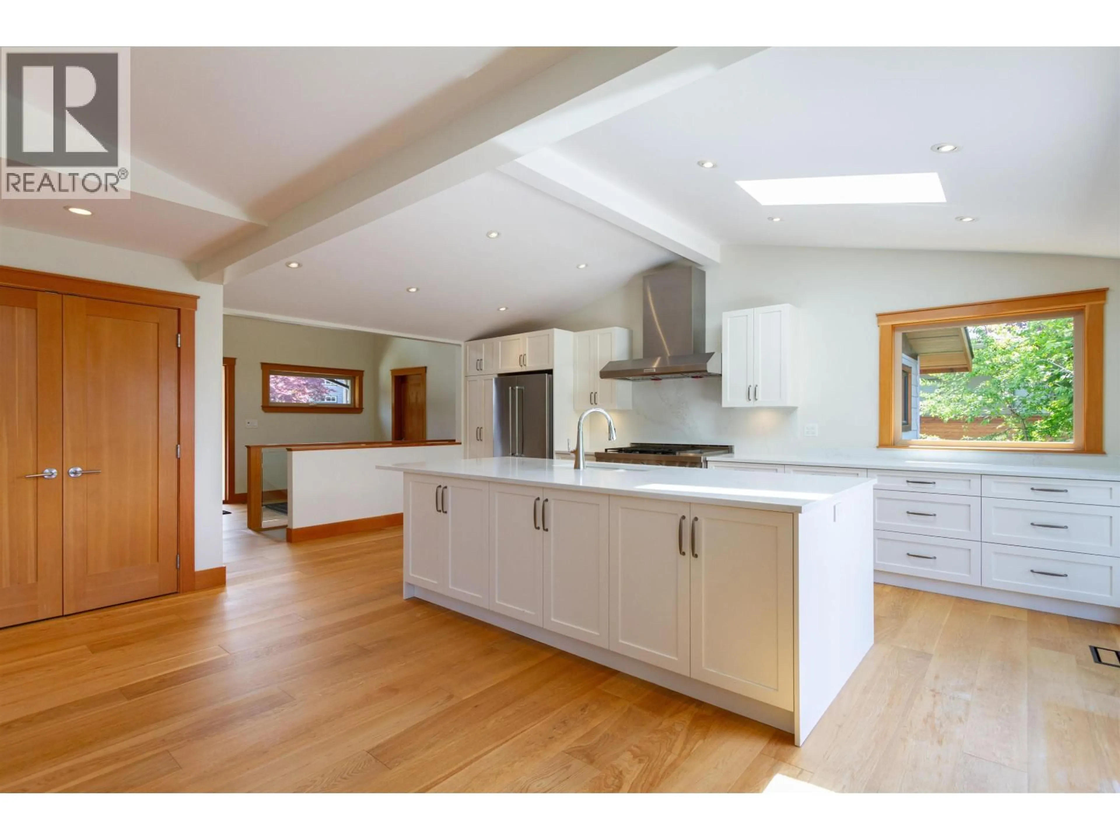 Open concept kitchen, wood/laminate floor for 40427 AYR DRIVE, Squamish British Columbia V0N1T0