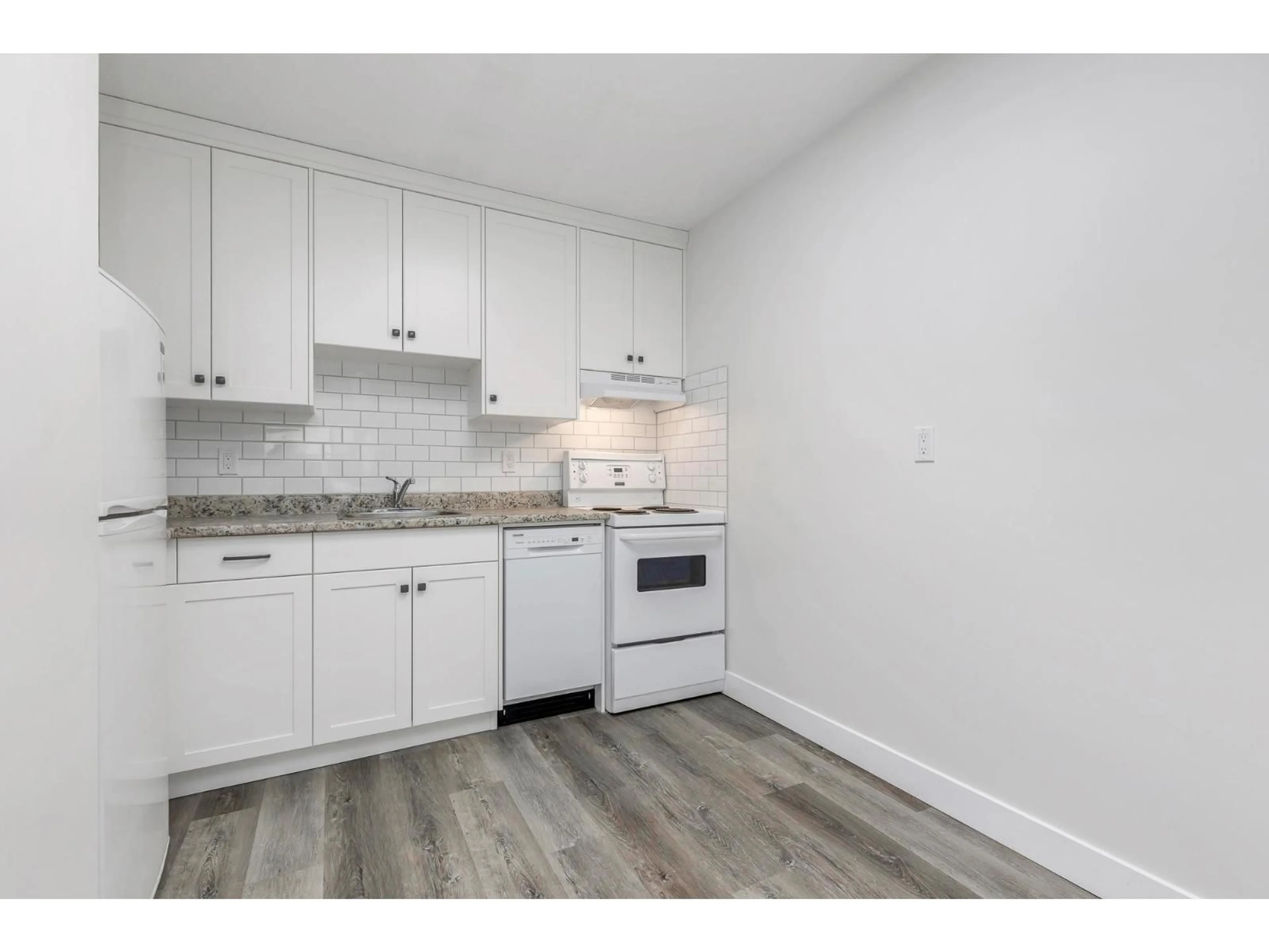 Standard kitchen, wood/laminate floor for 105 - 45749 SPADINA AVENUE, Chilliwack British Columbia V2P1T5