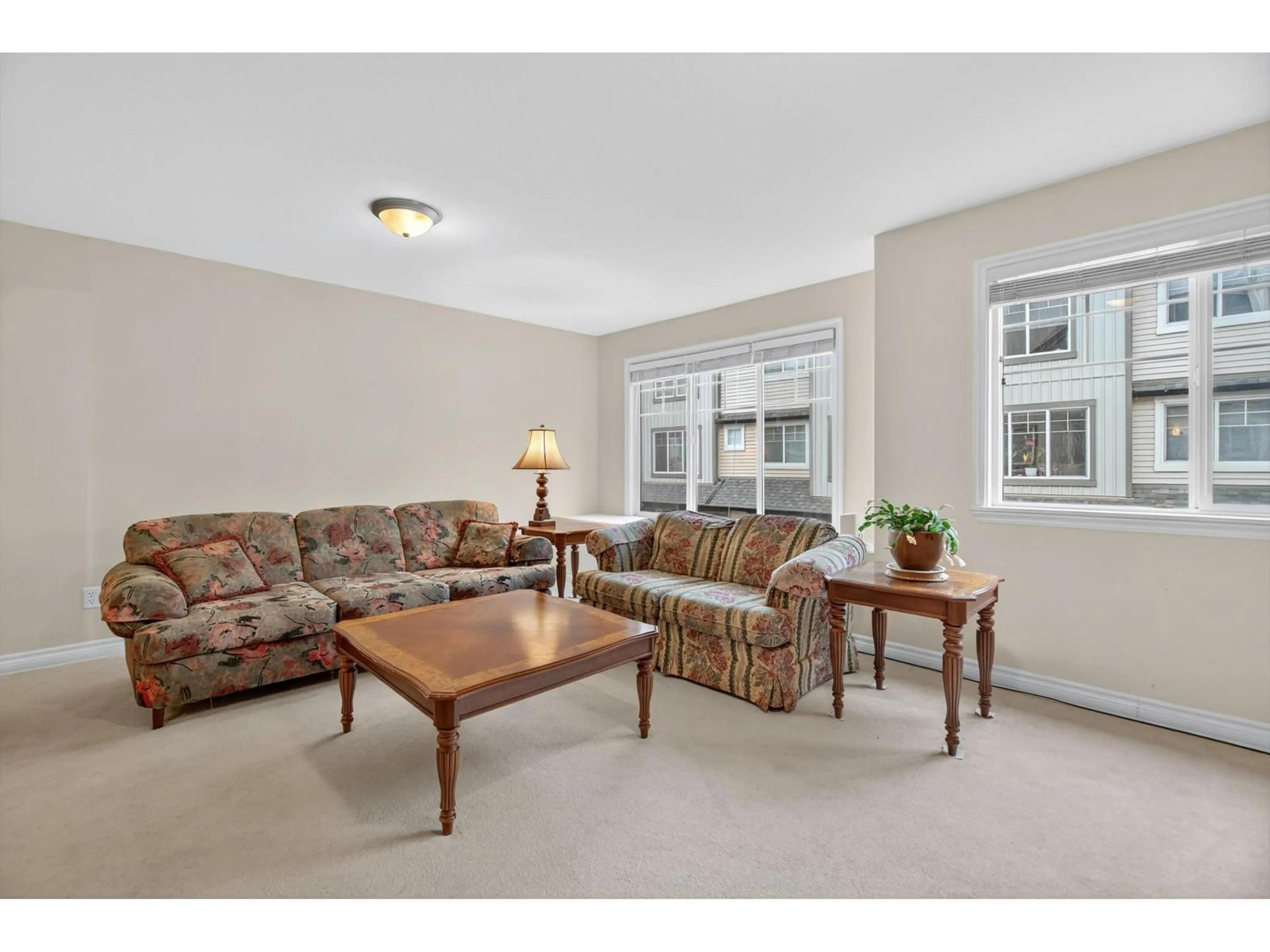 Living room with furniture, carpet floor for 15 - 8917 EDWARD STREET, Chilliwack British Columbia V2P4E2
