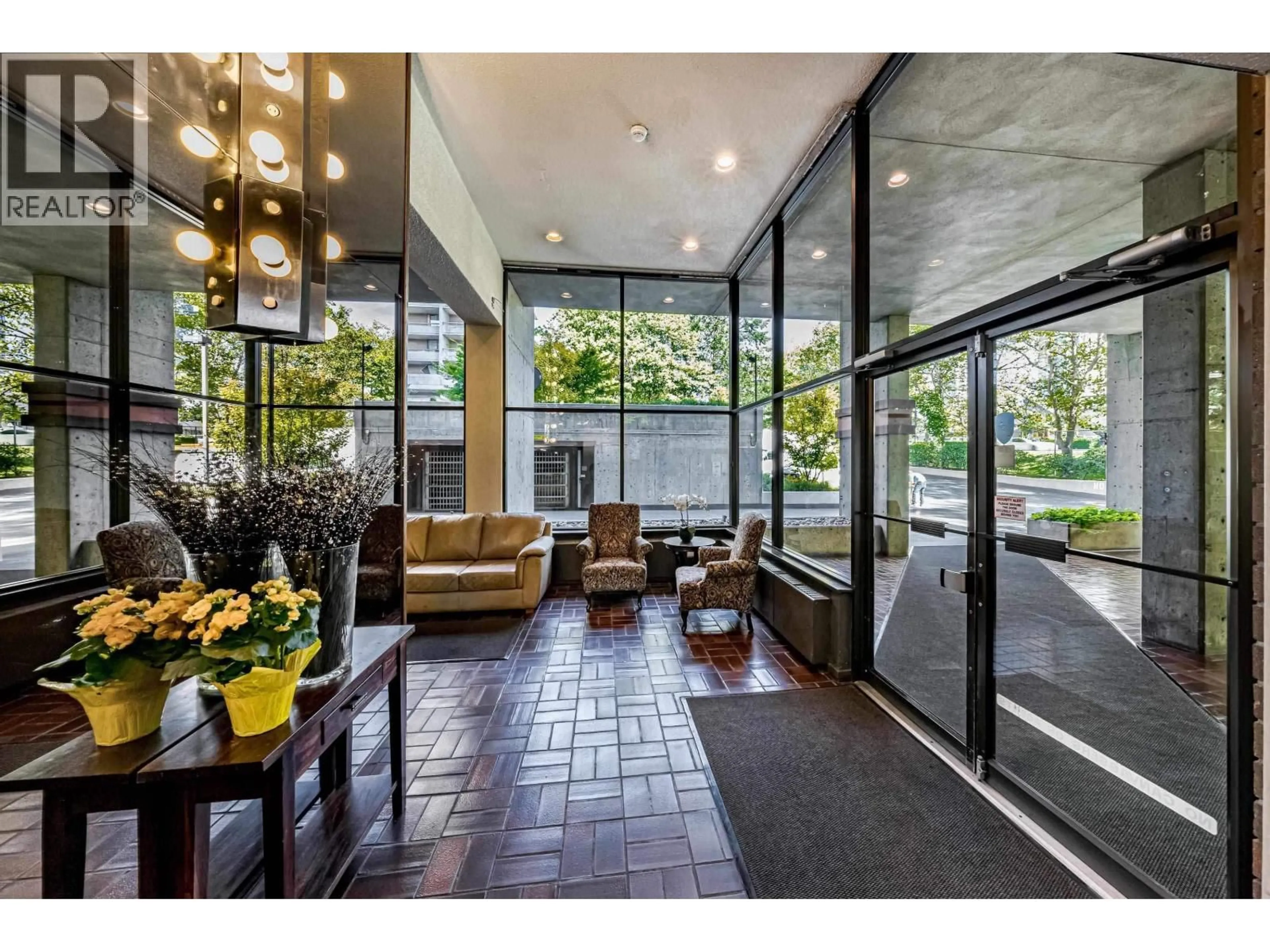 Indoor foyer for 702 - 3771 BARTLETT COURT, Burnaby British Columbia V3J7G8