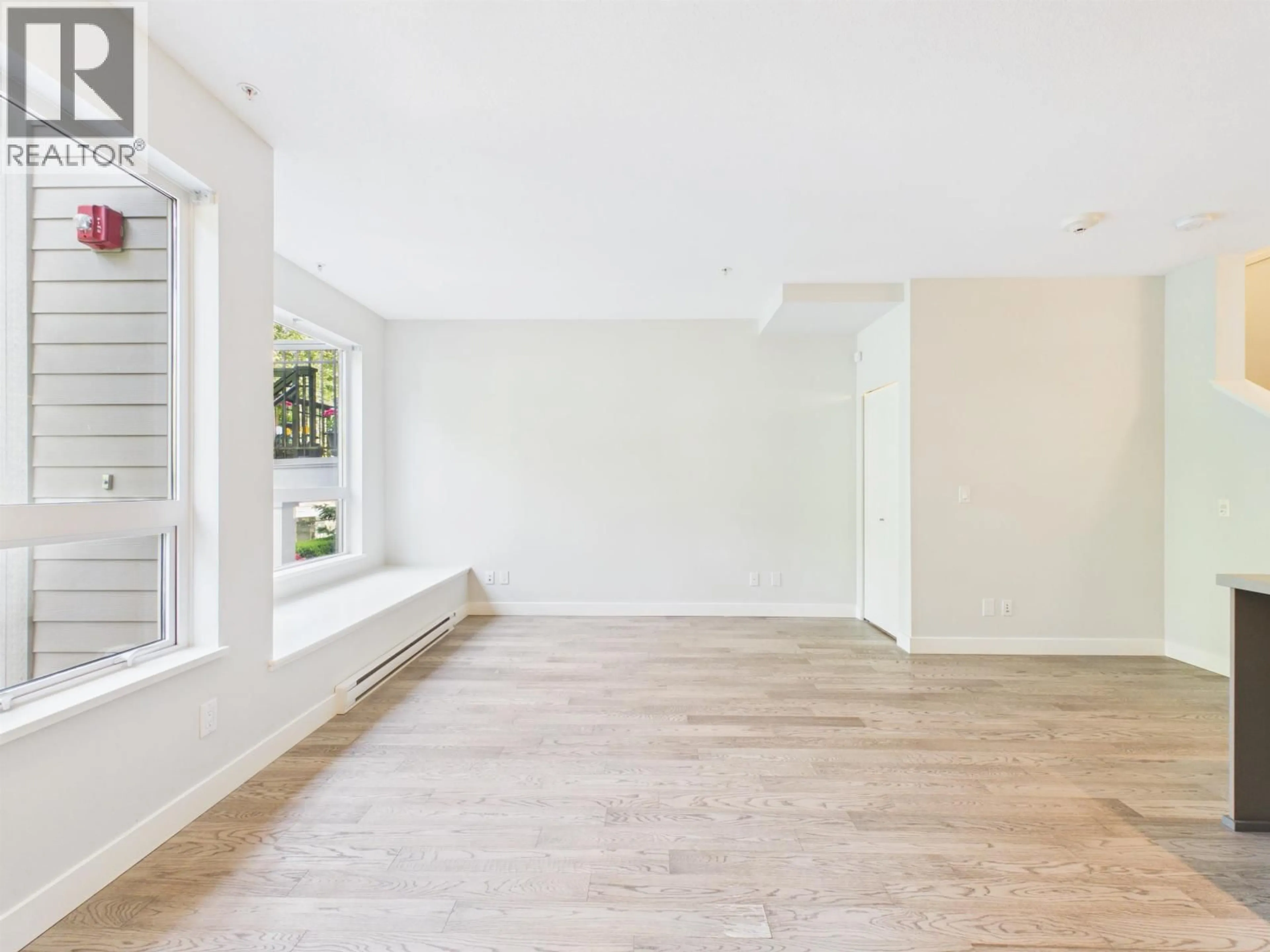 A pic of a room for 13 - 3201 NOEL DRIVE, Burnaby British Columbia V3J0G9