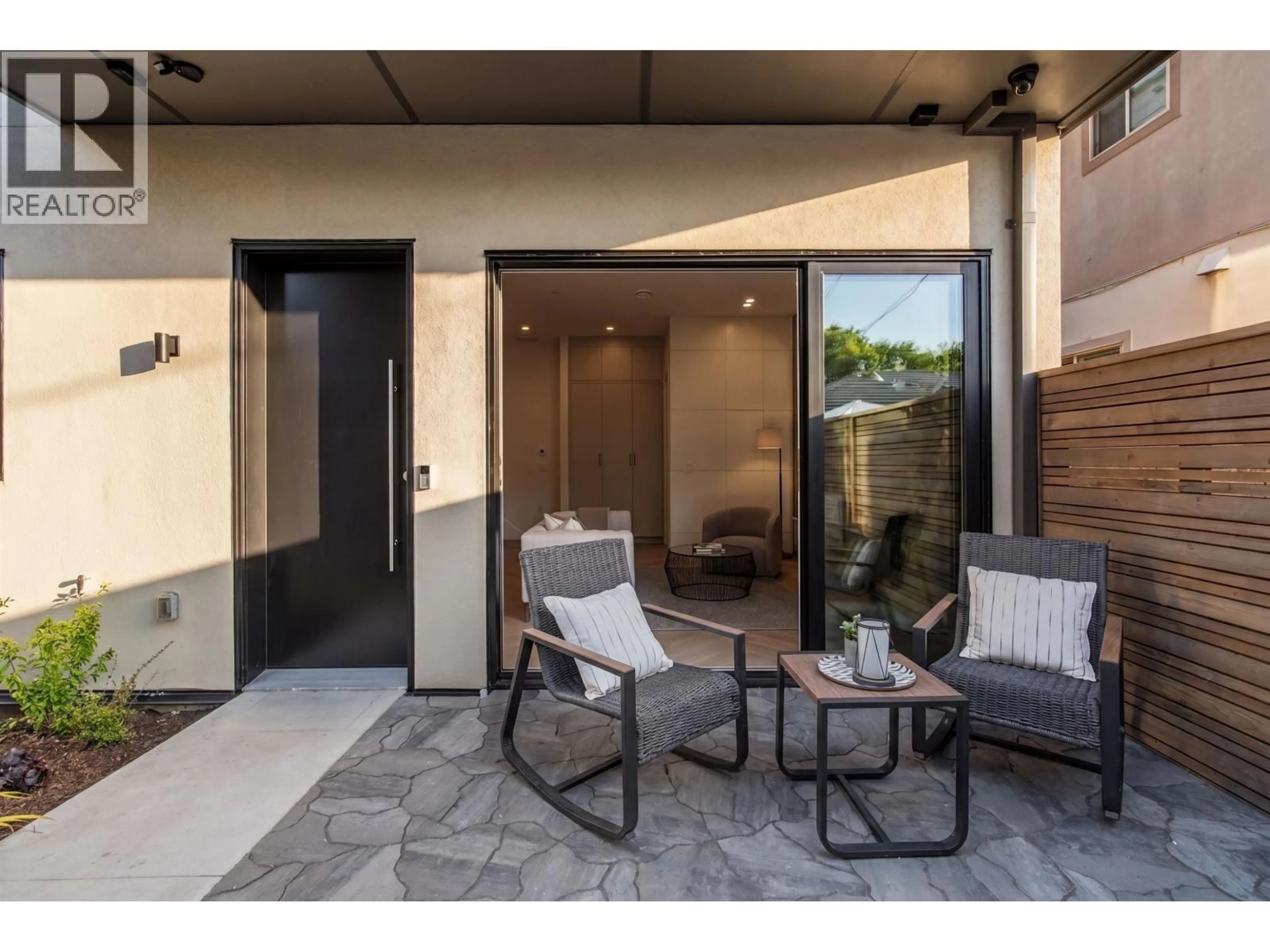 Indoor entryway for 2 - 364 23RD AVENUE, Vancouver British Columbia V5V1X5