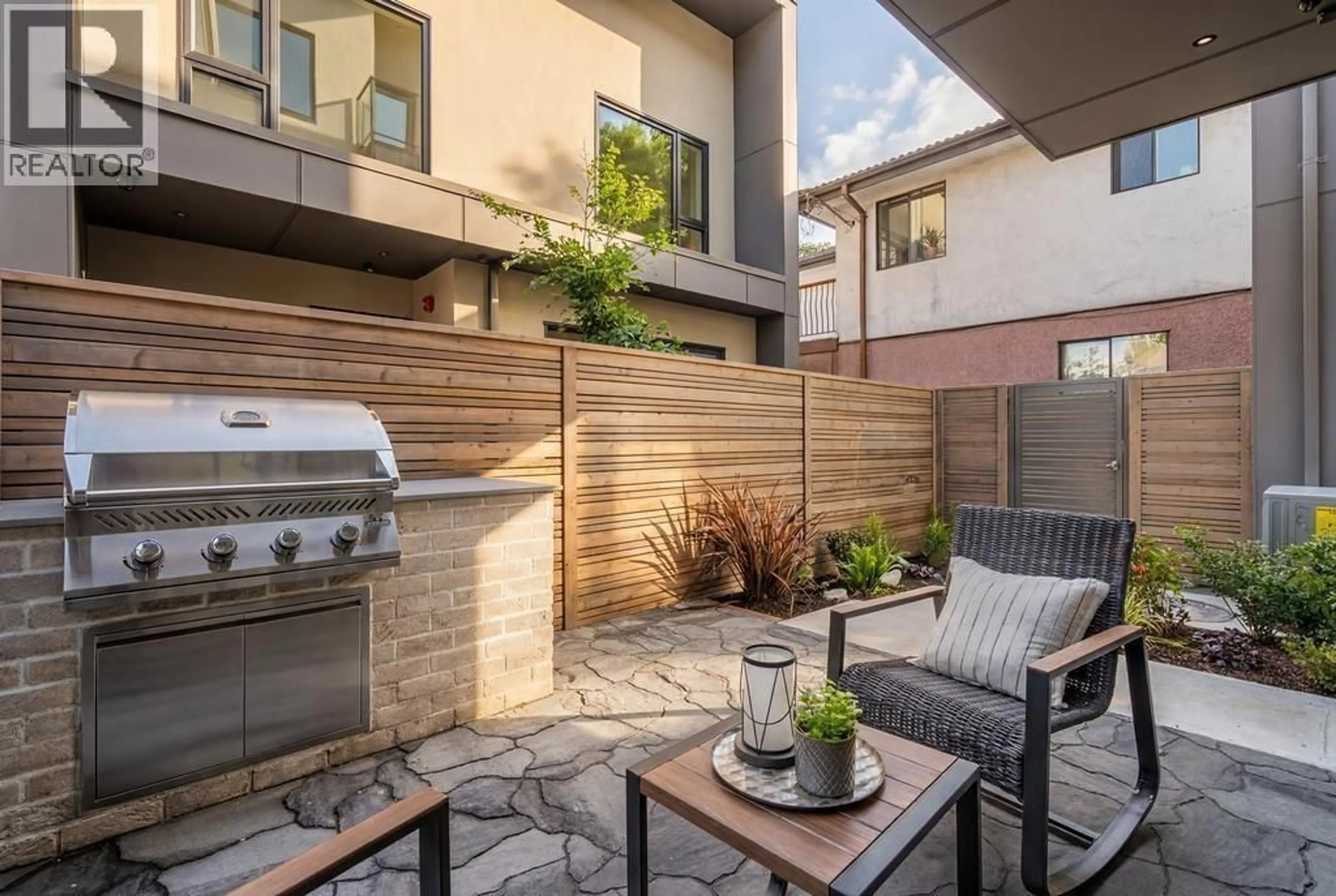 Patio, street for 2 - 364 23RD AVENUE, Vancouver British Columbia V5V1X5