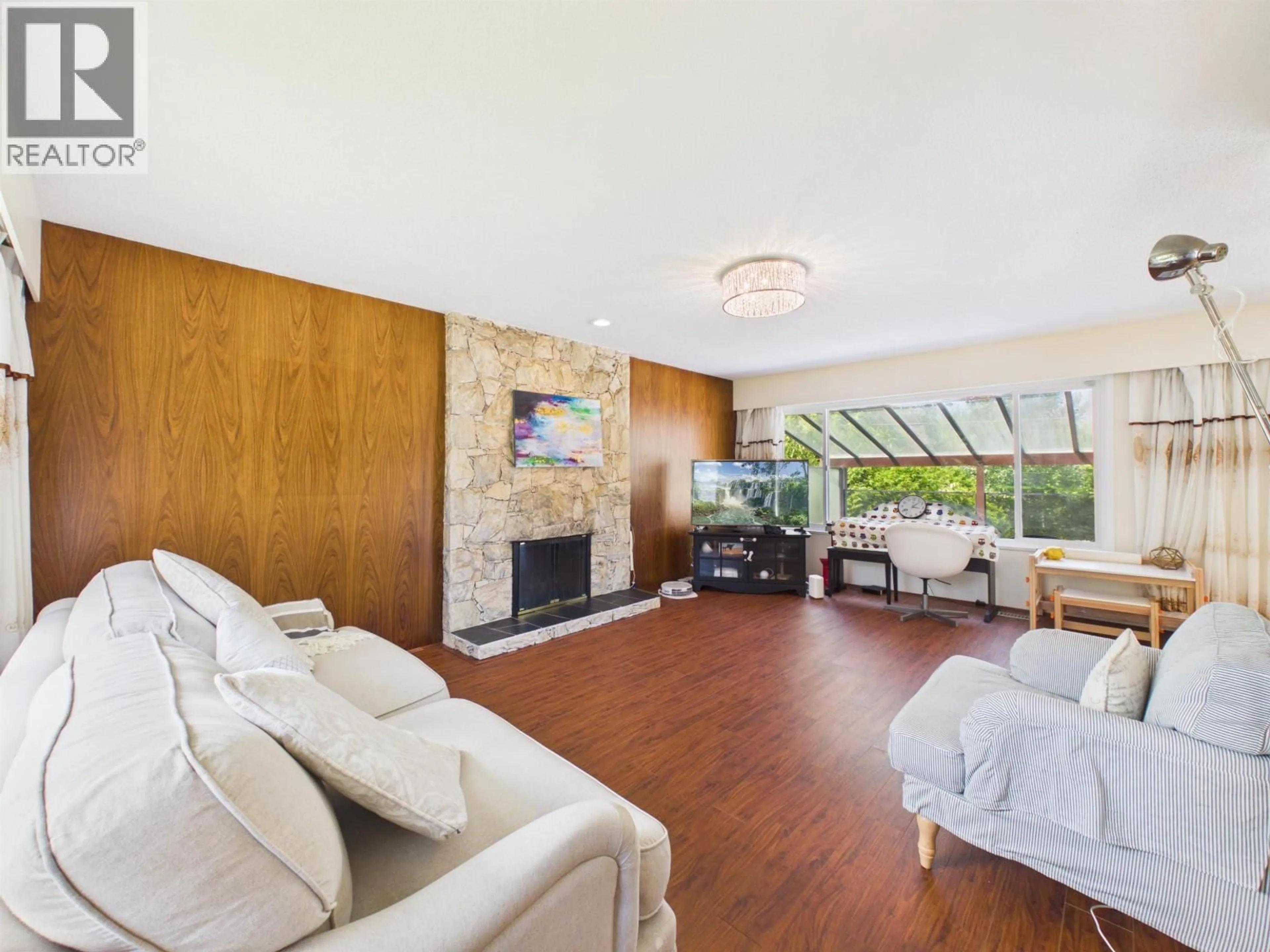 Living room with furniture, wood/laminate floor for 6119 SERVICE STREET, Burnaby British Columbia V5H1V7