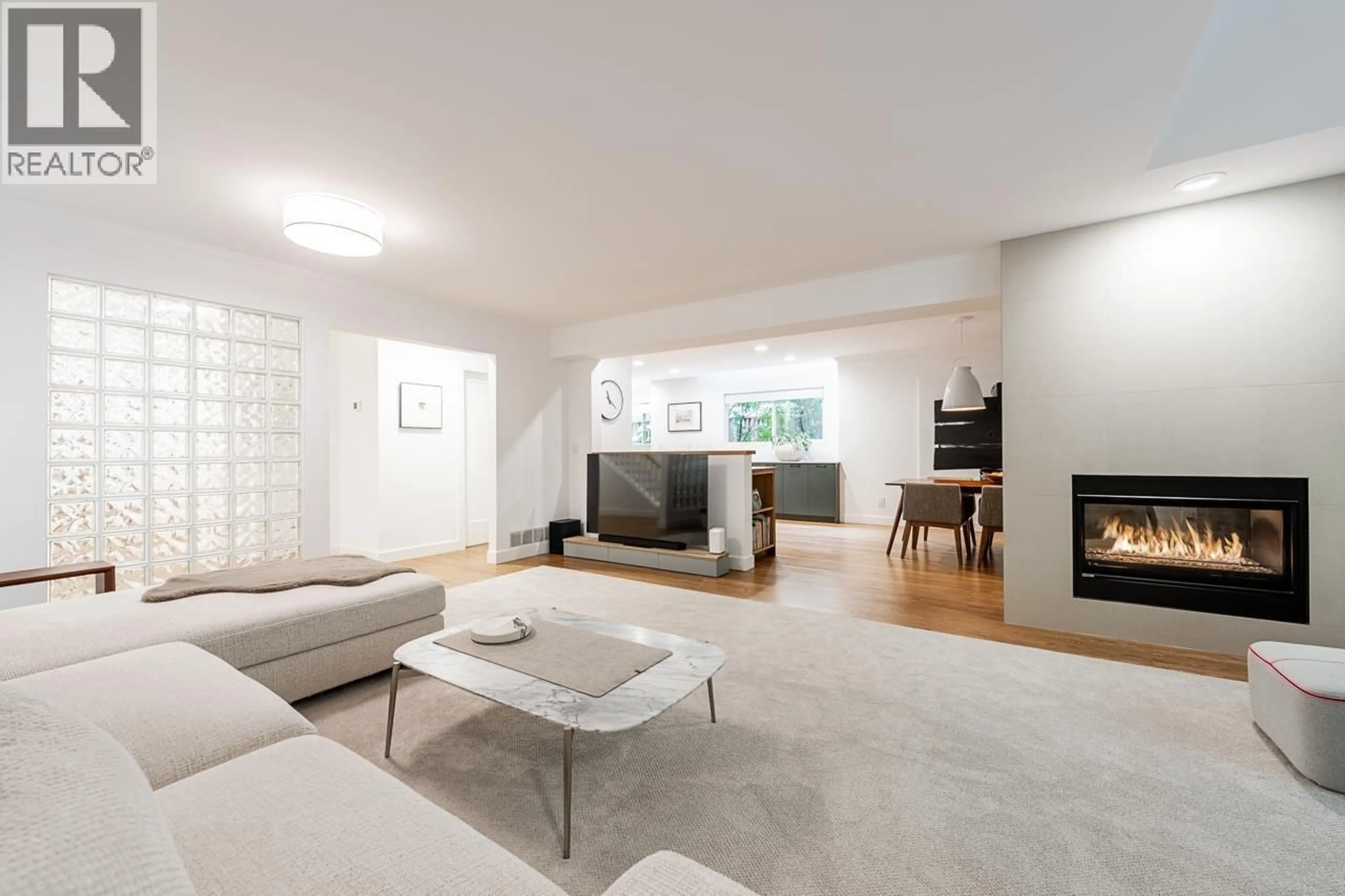 Living room with furniture, unknown for 18 DEERWOOD PLACE, Port Moody British Columbia V3H4X7