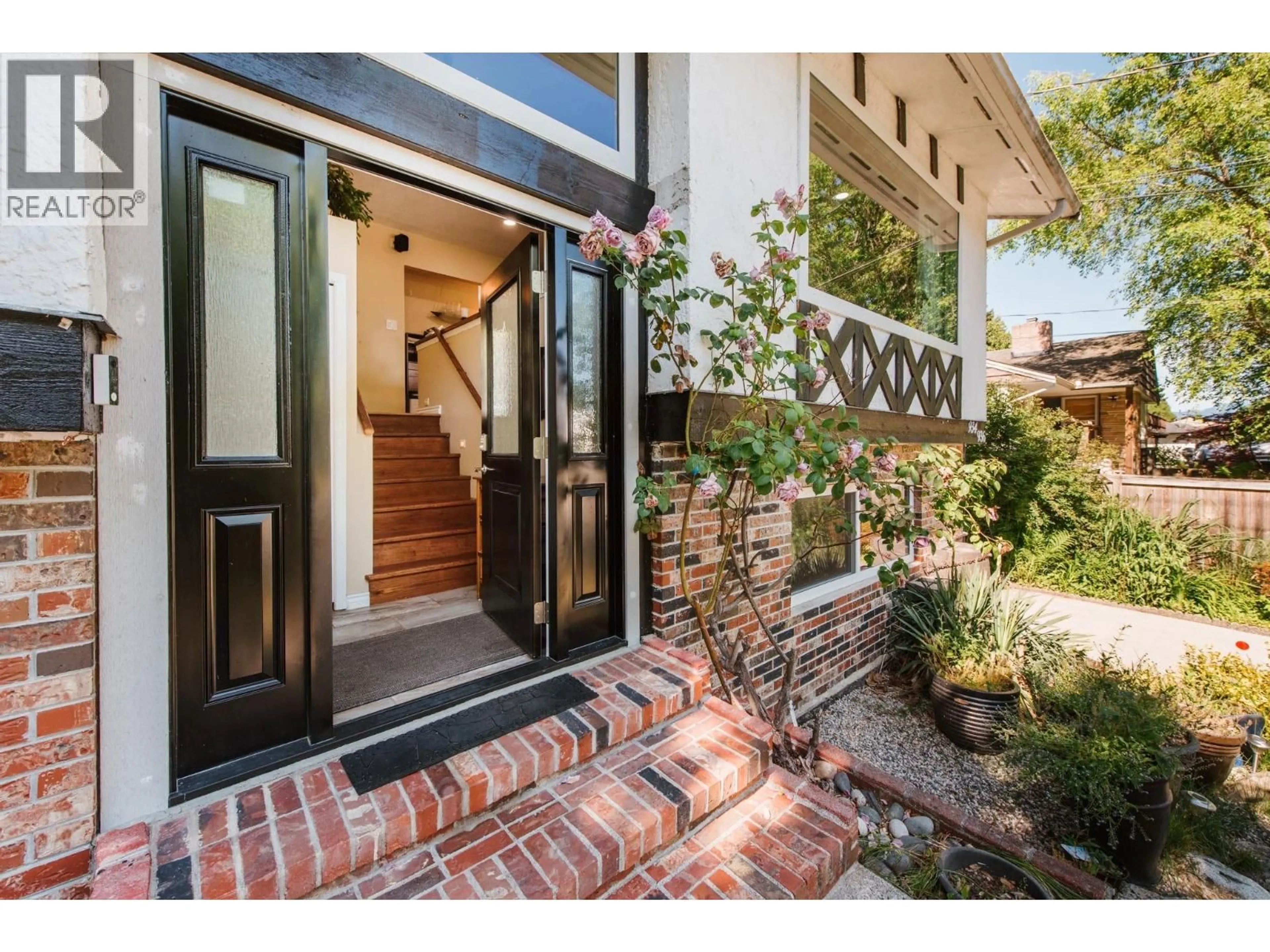 Indoor entryway for 934 DAVIS ROAD, Gibsons British Columbia V0N1V8