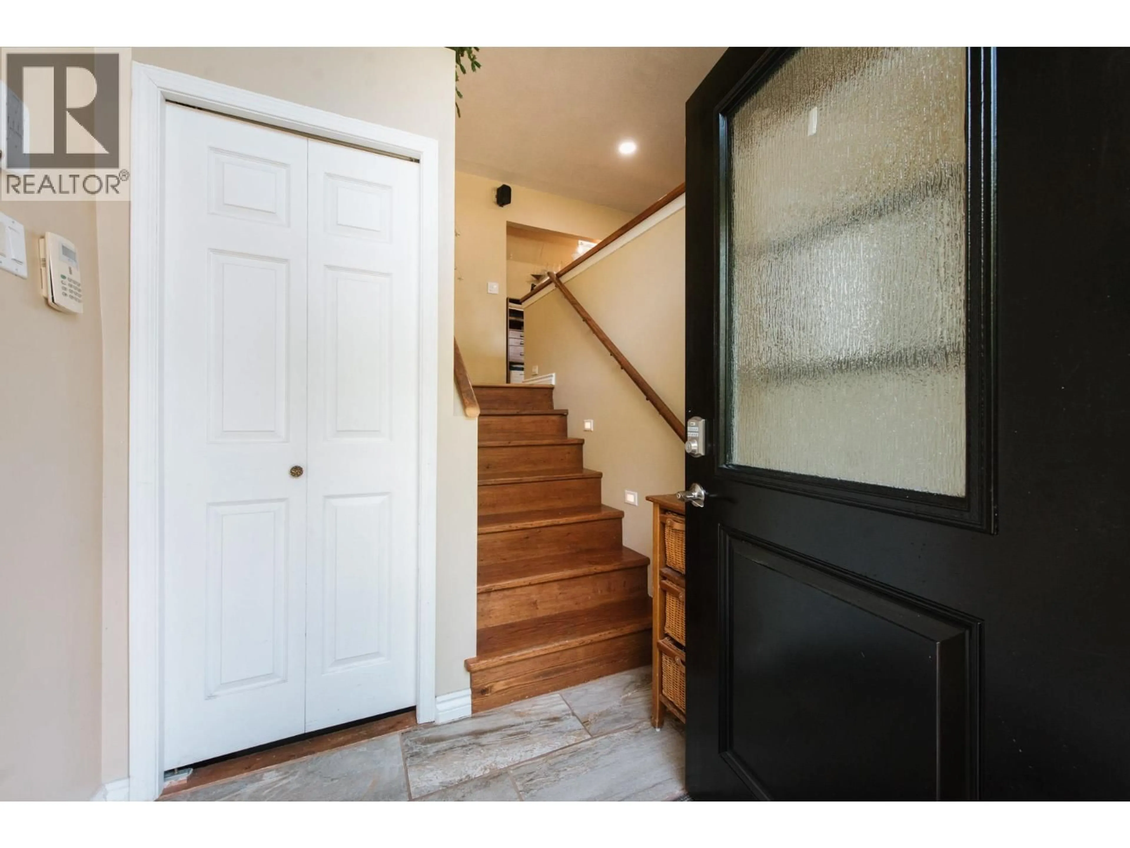 Indoor entryway for 934 DAVIS ROAD, Gibsons British Columbia V0N1V8