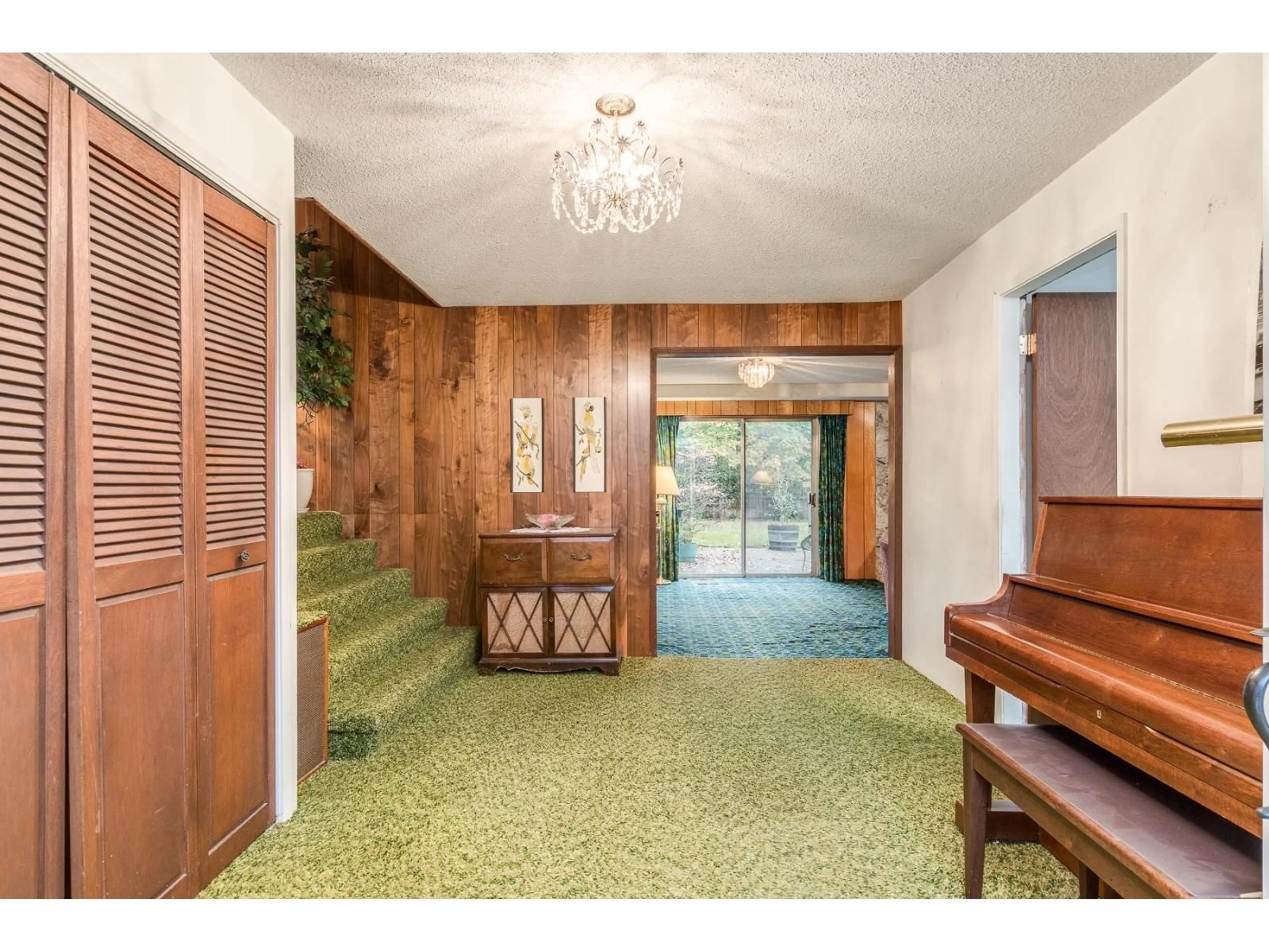 Indoor foyer for 14457 110 AVENUE, Surrey British Columbia V3R2A4