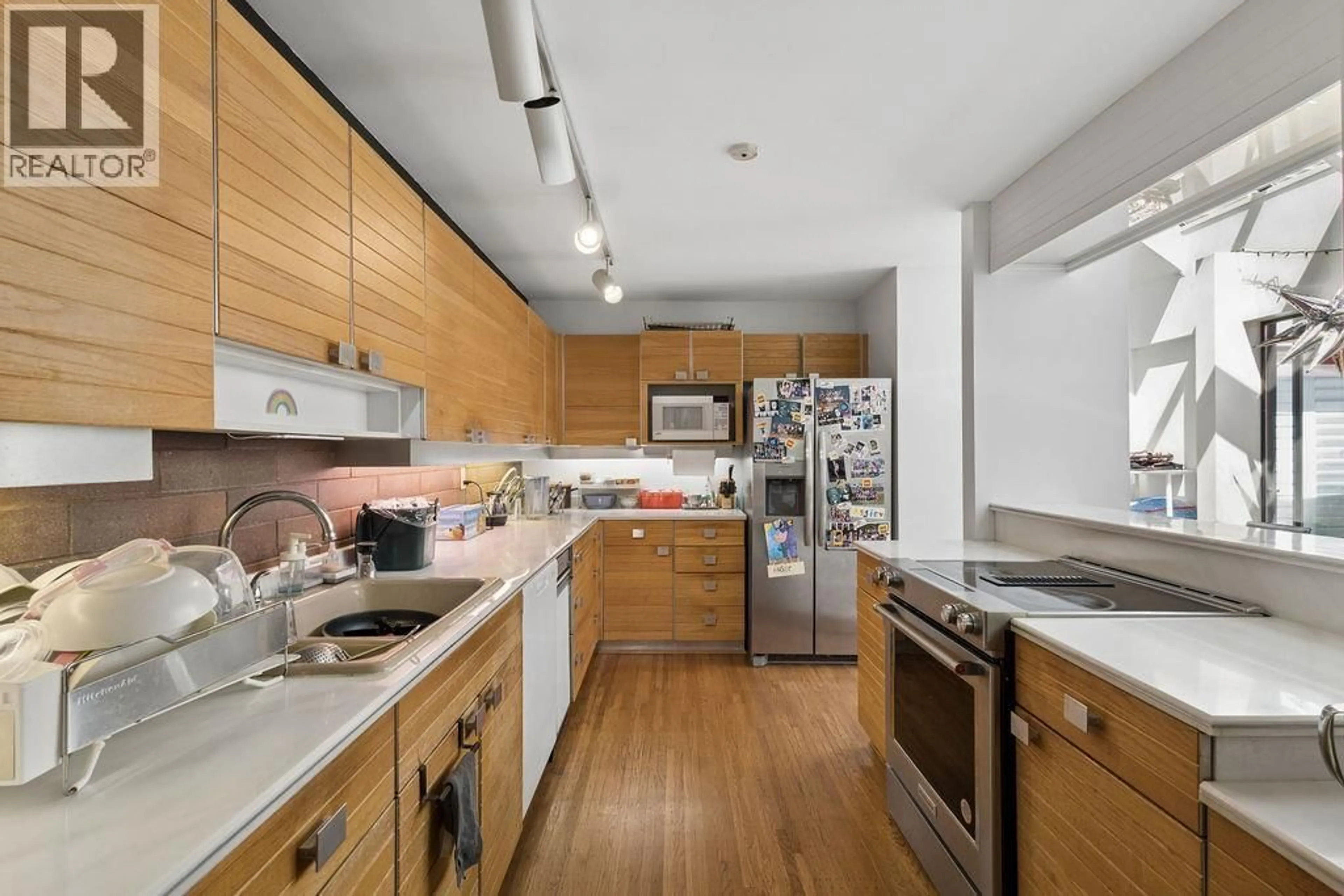Standard kitchen, unknown for 406 GREENSBORO PLACE, Vancouver British Columbia V5X4M4