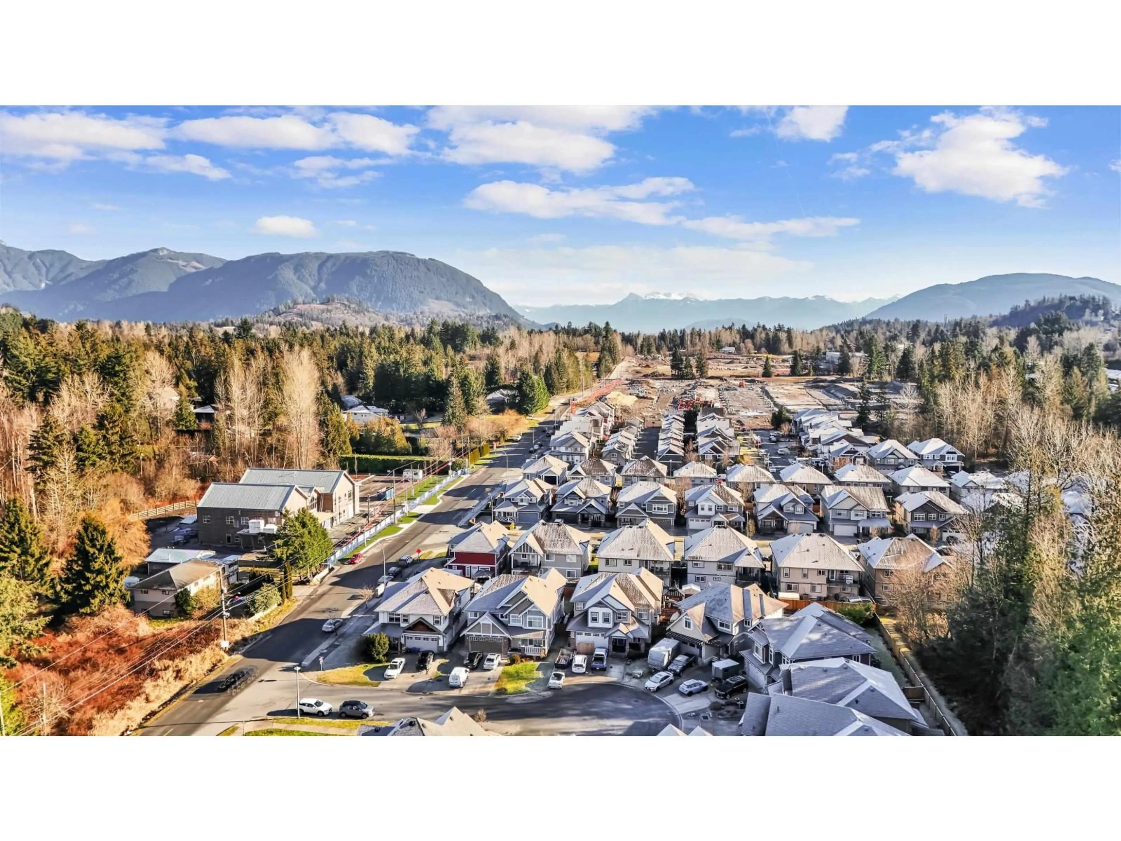 A pic from outside/outdoor area/front of a property/back of a property/a pic from drone, mountain view for 4 - 32970 TUNBRIDGE AVENUE, Mission British Columbia V2V0J9