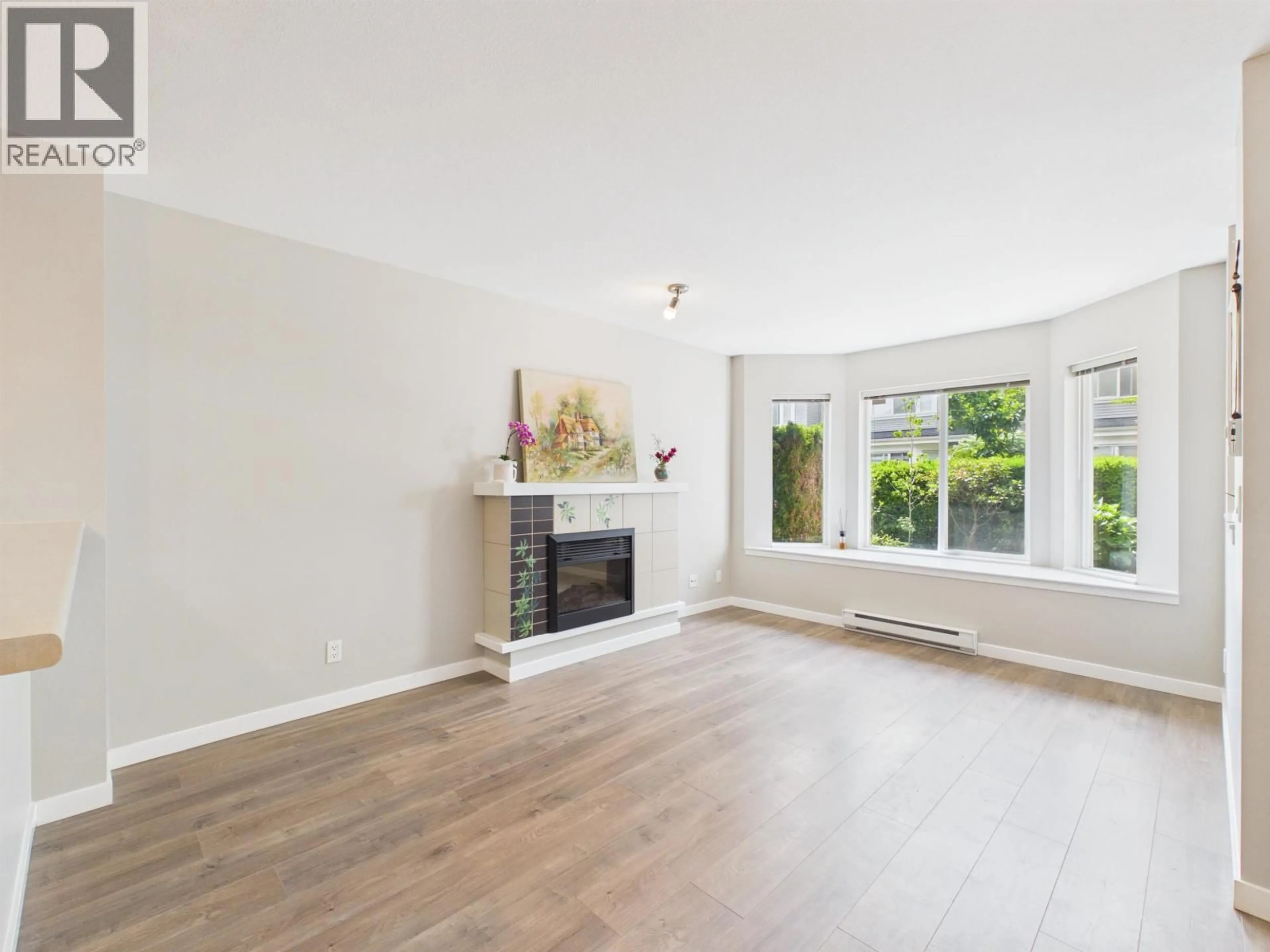 Living room with furniture, wood/laminate floor for 10 - 7370 STRIDE AVENUE, Burnaby British Columbia V3N5E6