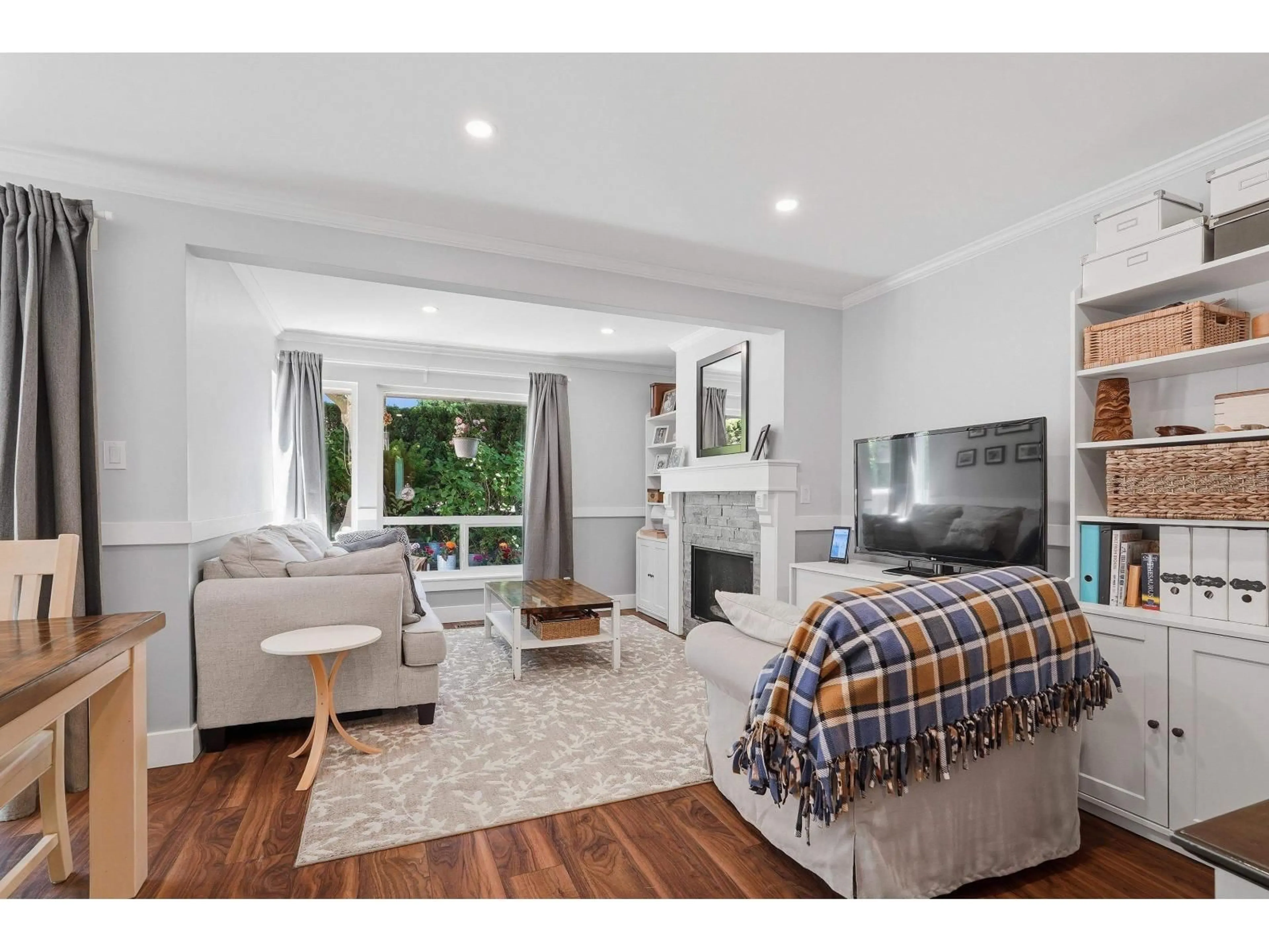Living room with furniture, wood/laminate floor for 15913 ALDER PLACE, Surrey British Columbia V4A5J1