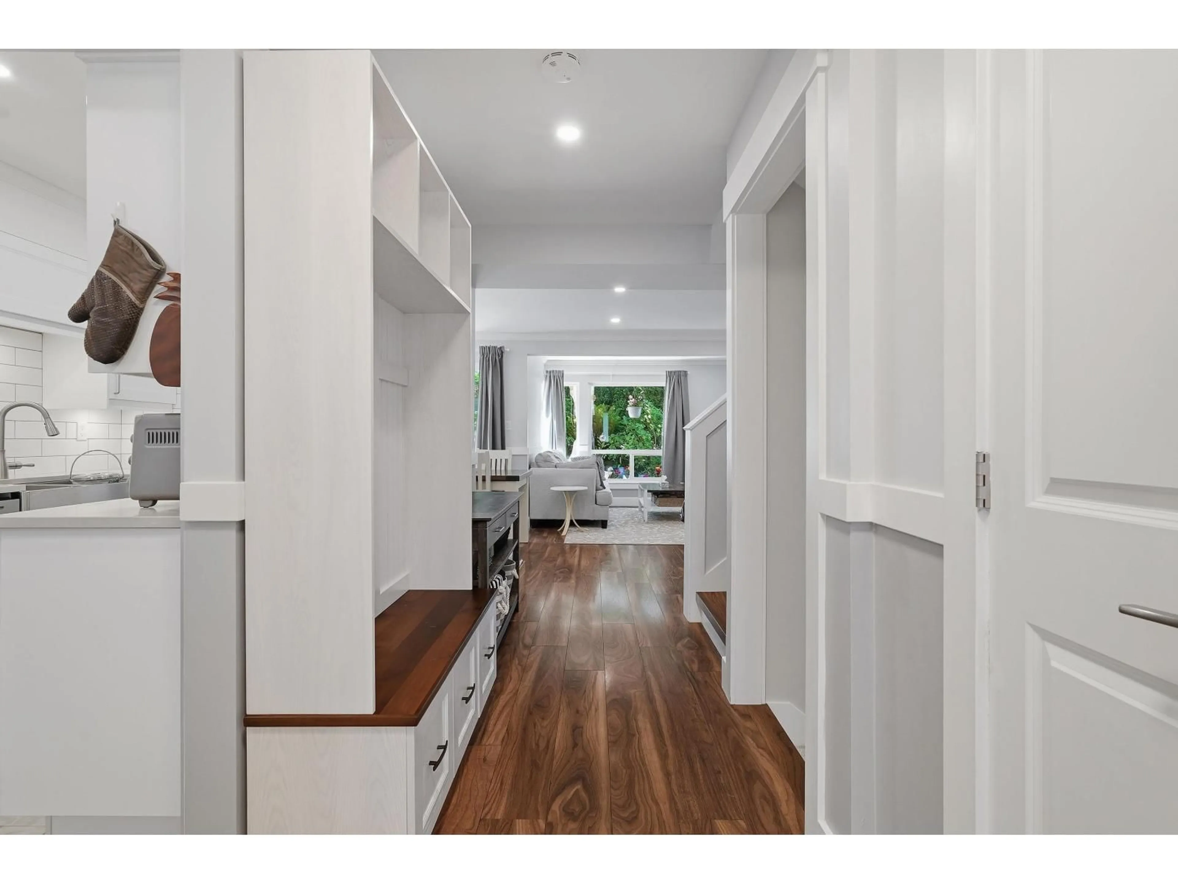 Indoor entryway for 15913 ALDER PLACE, Surrey British Columbia V4A5J1