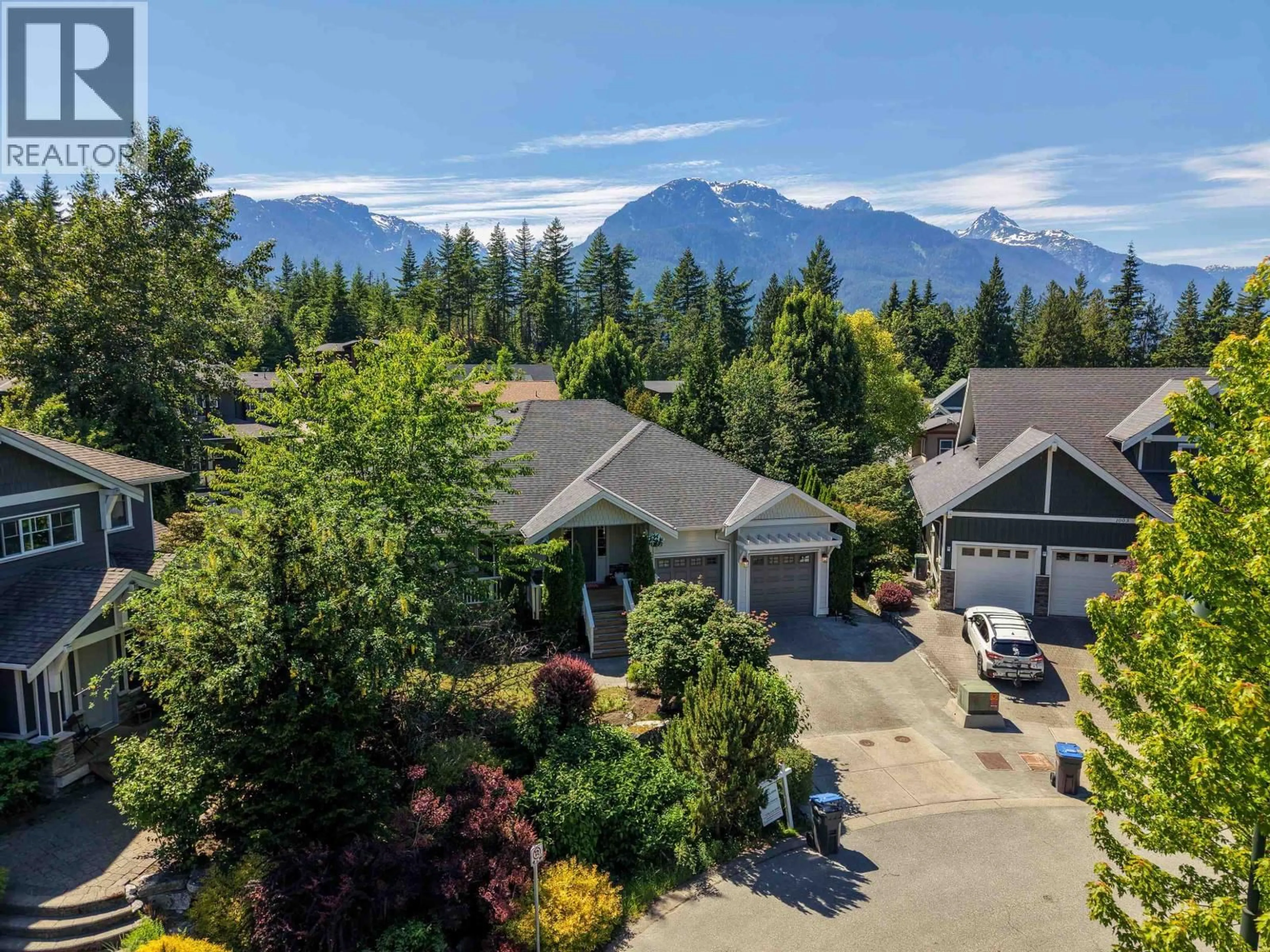 A pic from outside/outdoor area/front of a property/back of a property/a pic from drone, mountain view for 1001 CONDOR PLACE, Squamish British Columbia V8B0P4