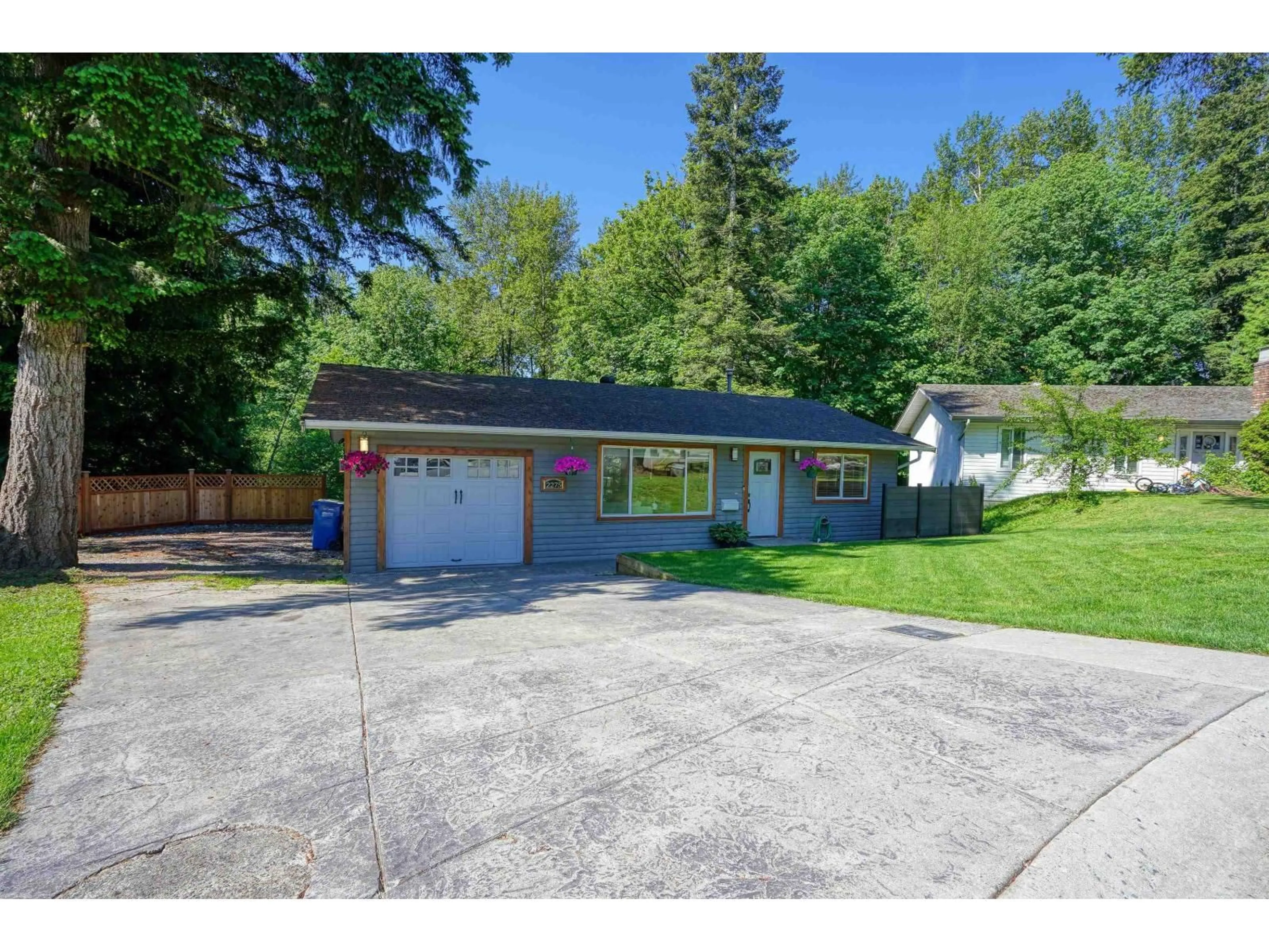 A pic from outside/outdoor area/front of a property/back of a property/a pic from drone, street for 2275 MIDAS STREET, Abbotsford British Columbia V2S4P9