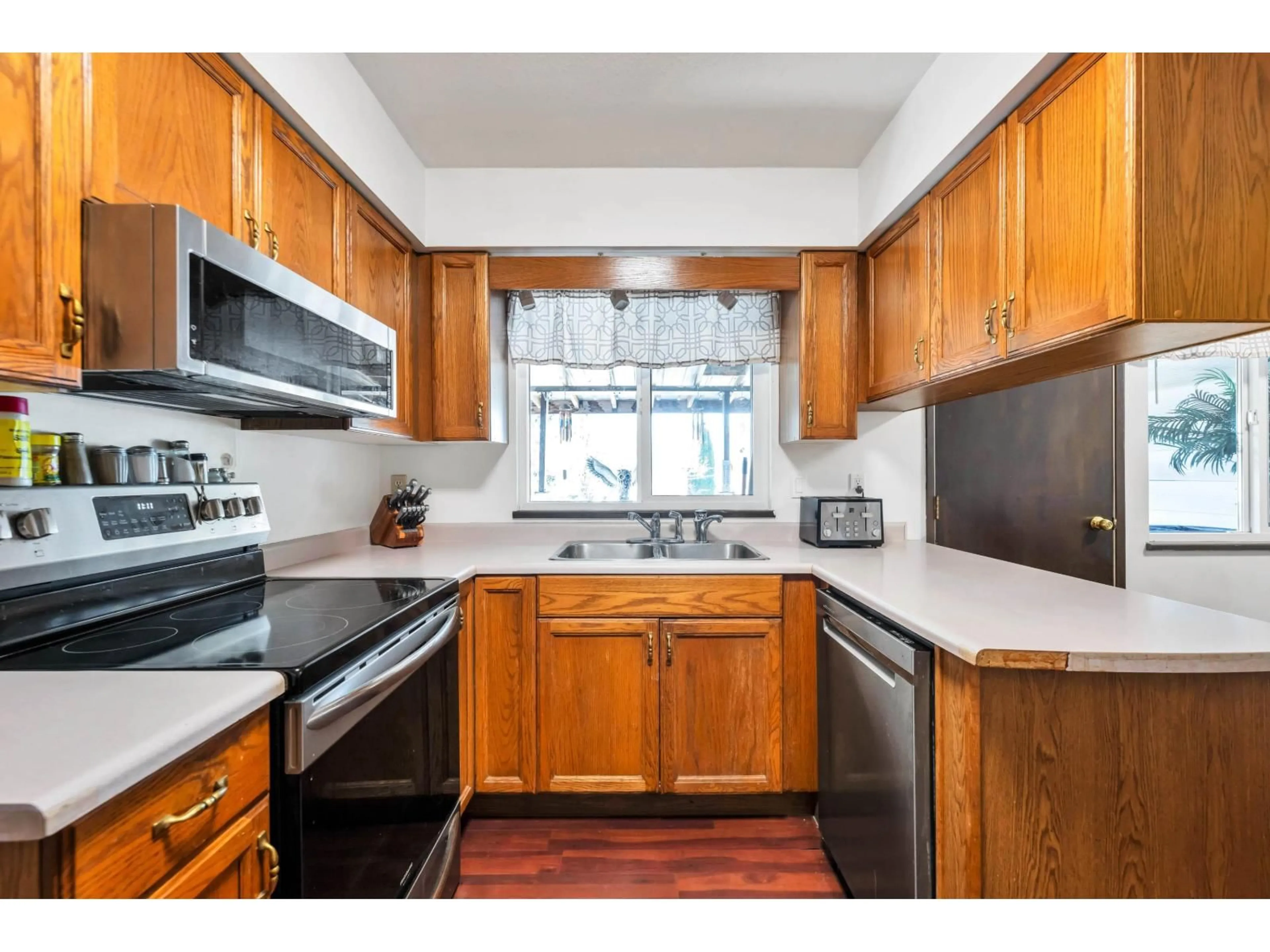 Standard kitchen, unknown for 5927 184 STREET, Surrey British Columbia V3S4N2