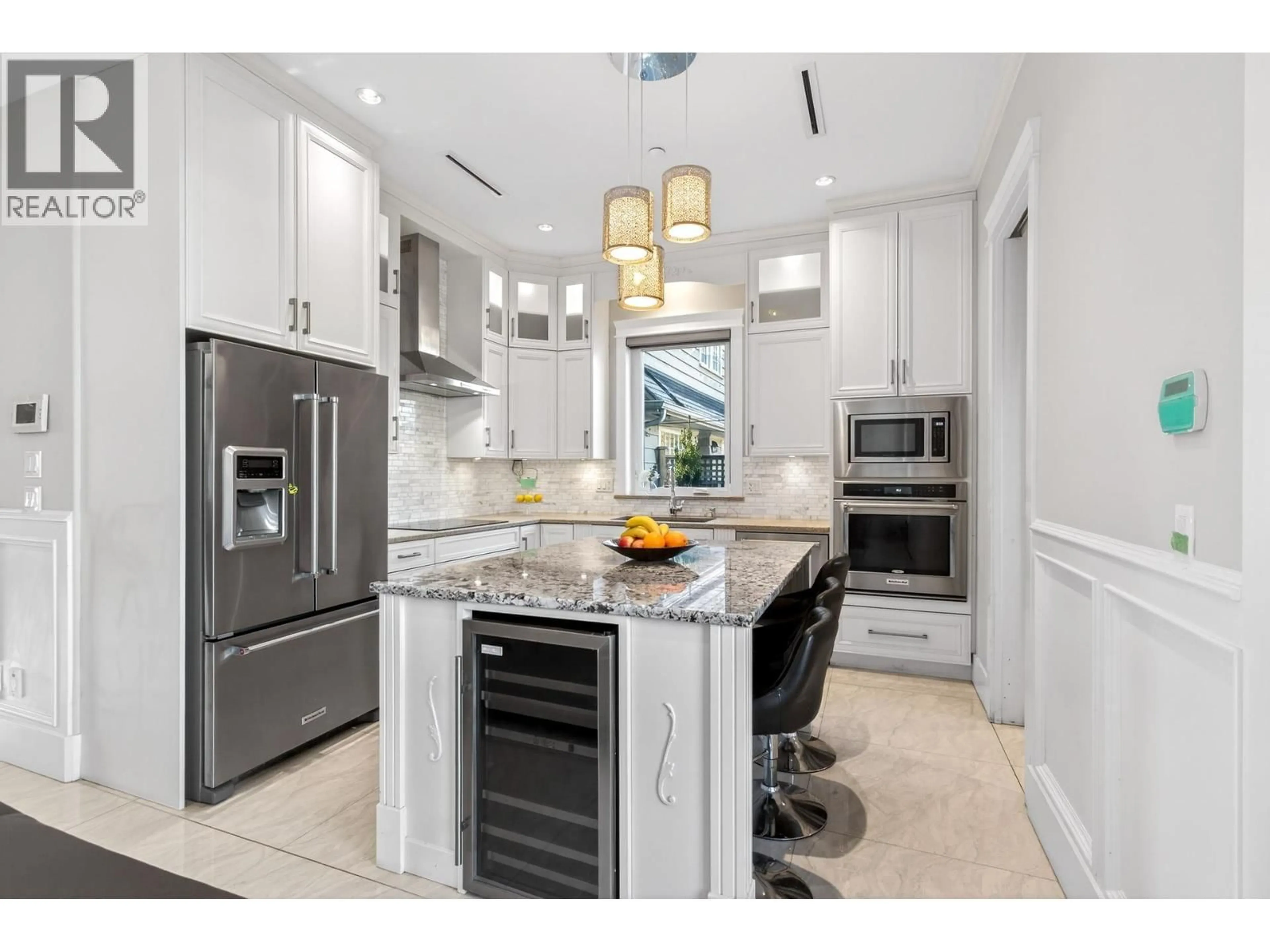Open concept kitchen, ceramic/tile floor for 2989 32ND AVENUE, Vancouver British Columbia V6L2B8