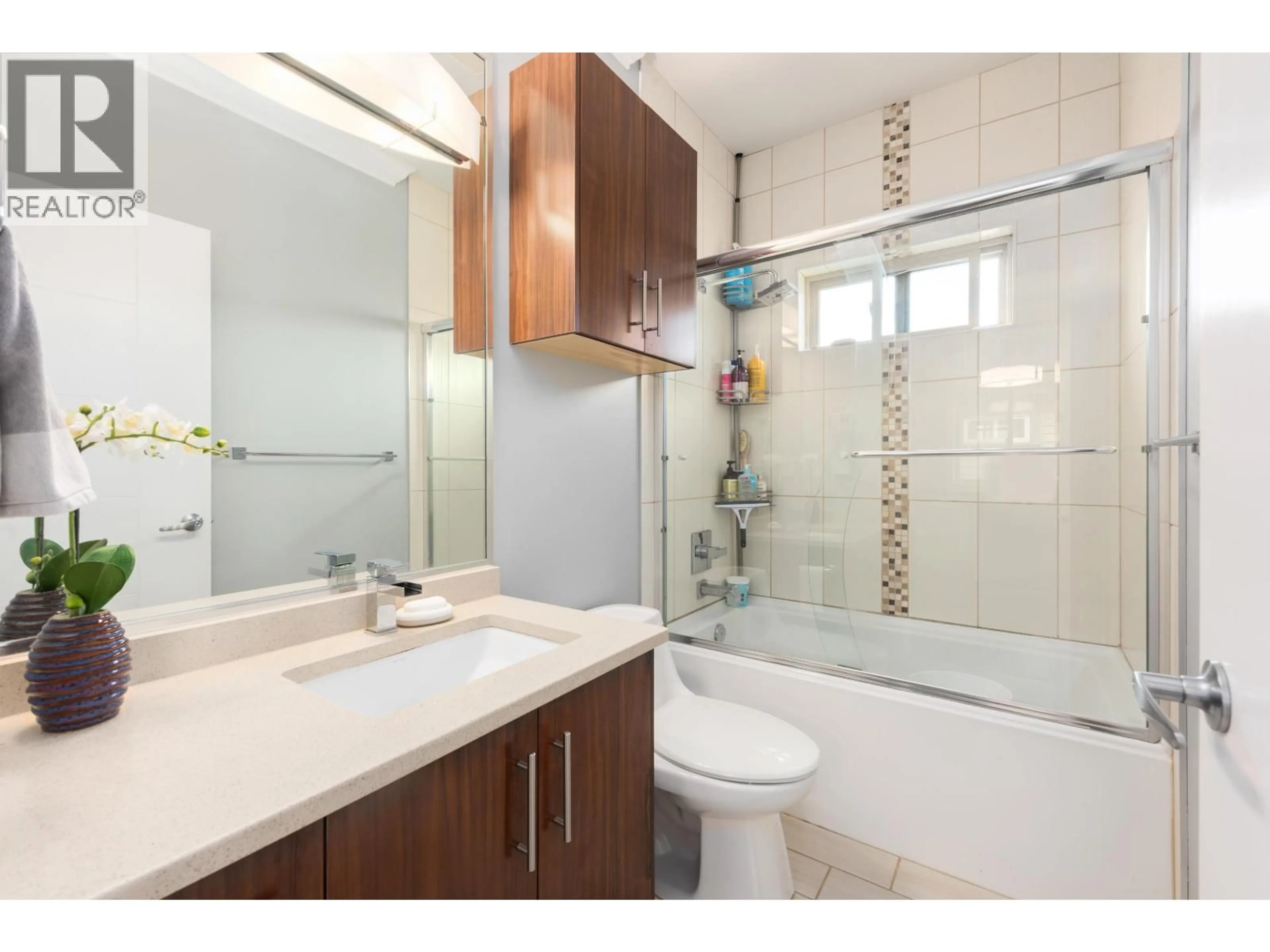 Standard bathroom, ceramic/tile floor for 7348 11TH AVENUE, Burnaby British Columbia V3N2N1
