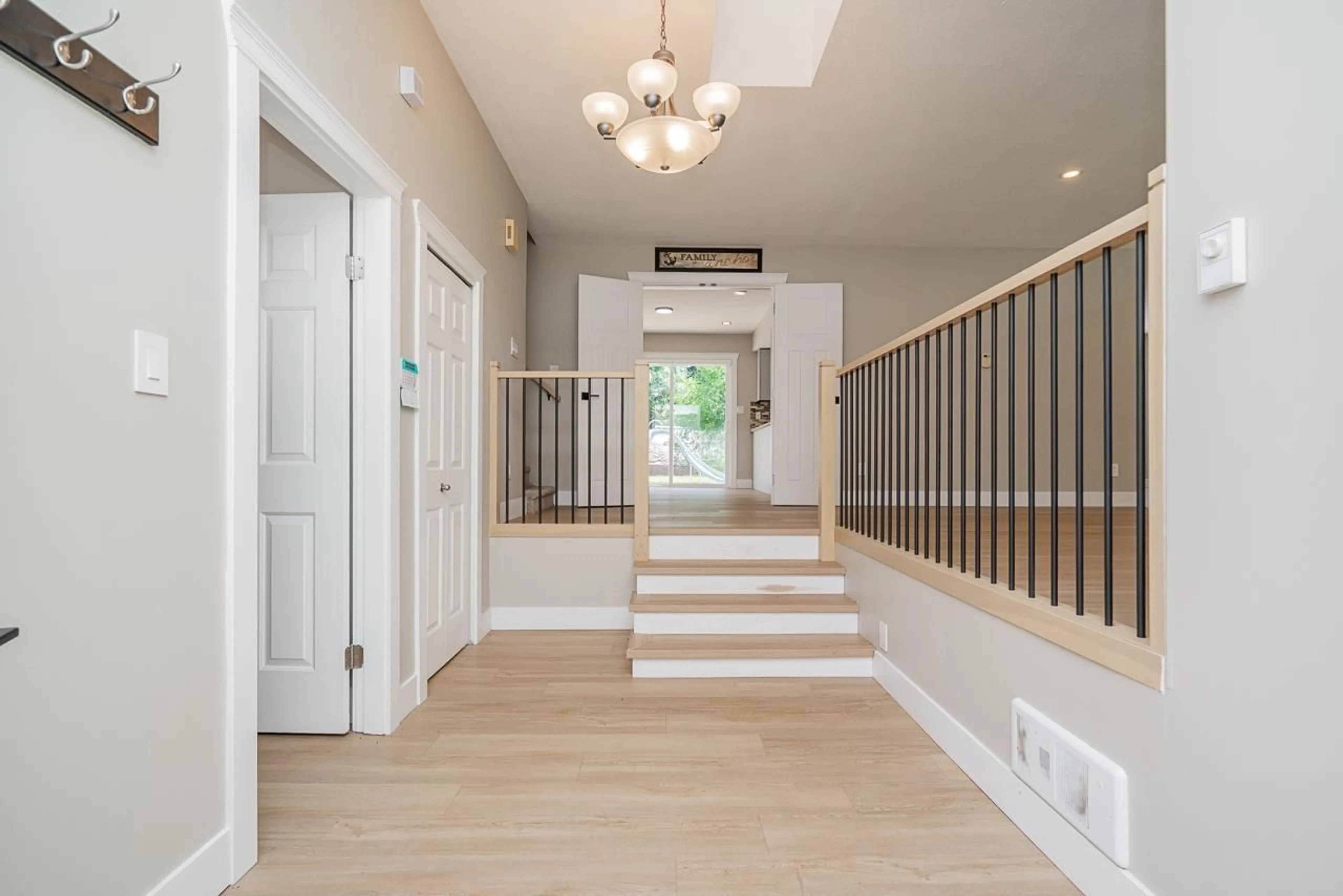 Indoor foyer for 25016 59 AVENUE, Langley British Columbia V4W1T4