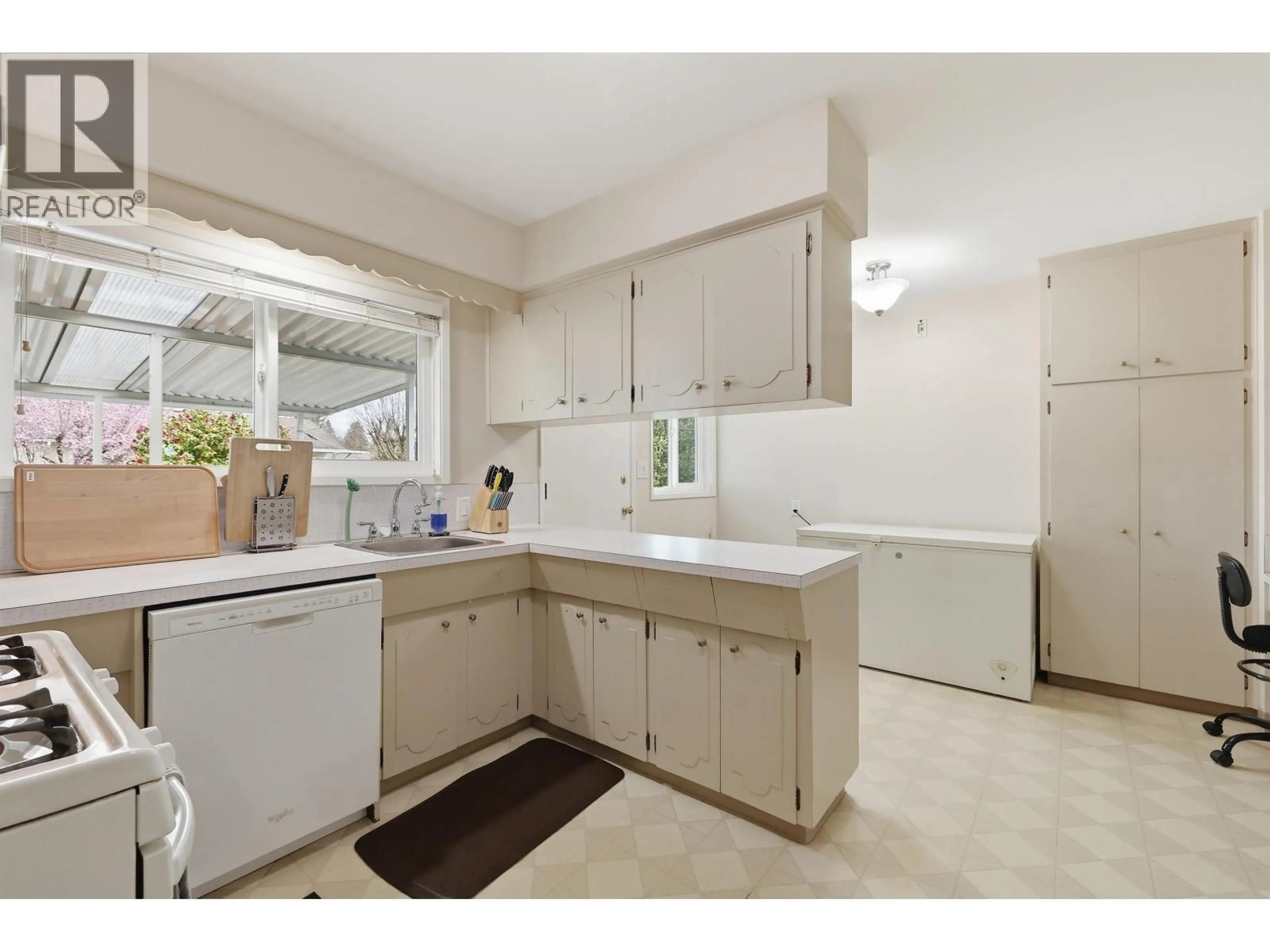 Standard kitchen, ceramic/tile floor for 11936 WICKLOW WAY, Maple Ridge British Columbia V2X3A9