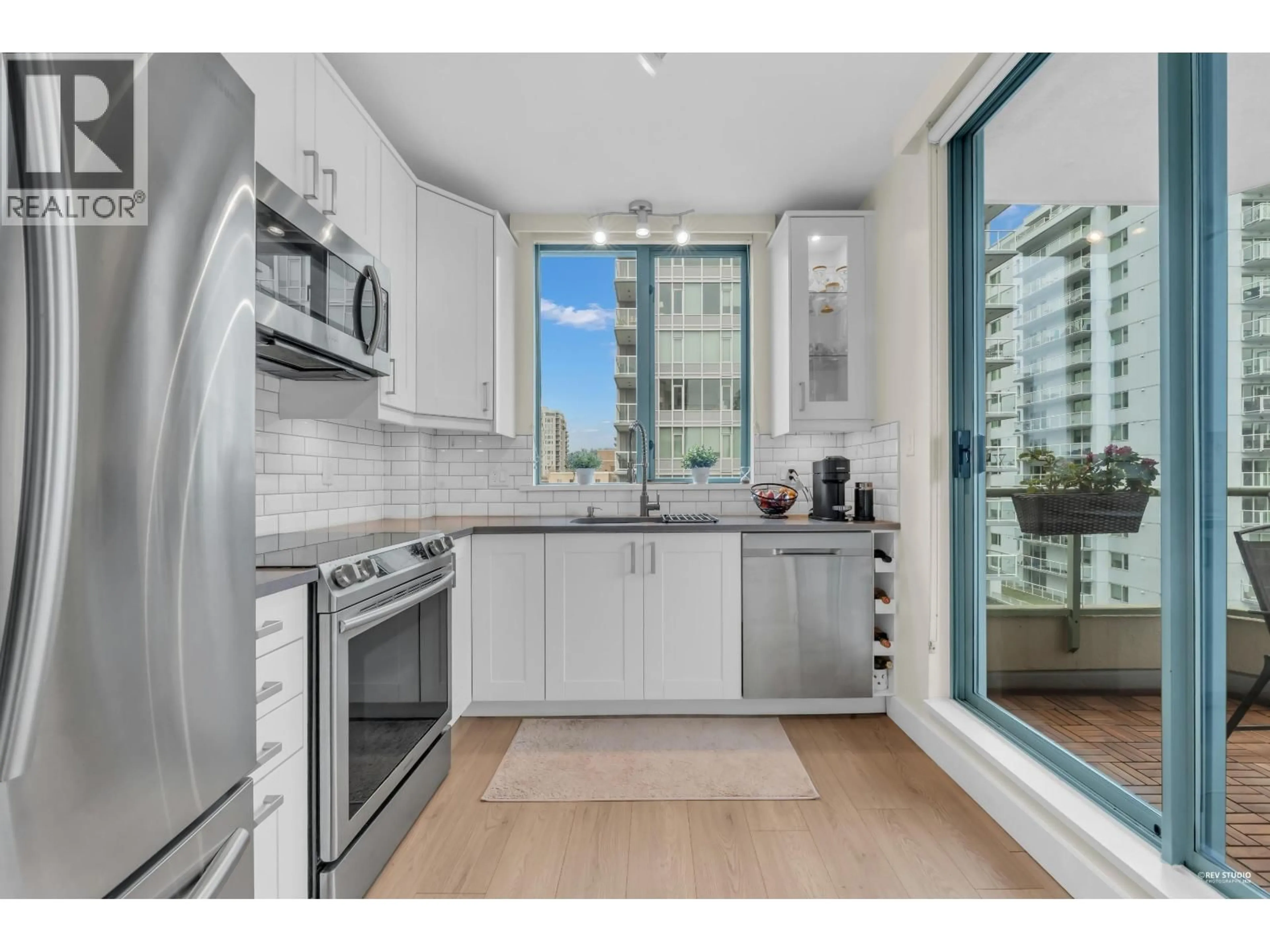 Standard kitchen, unknown for 801 - 140 14 STREET, North Vancouver British Columbia V7L2N3