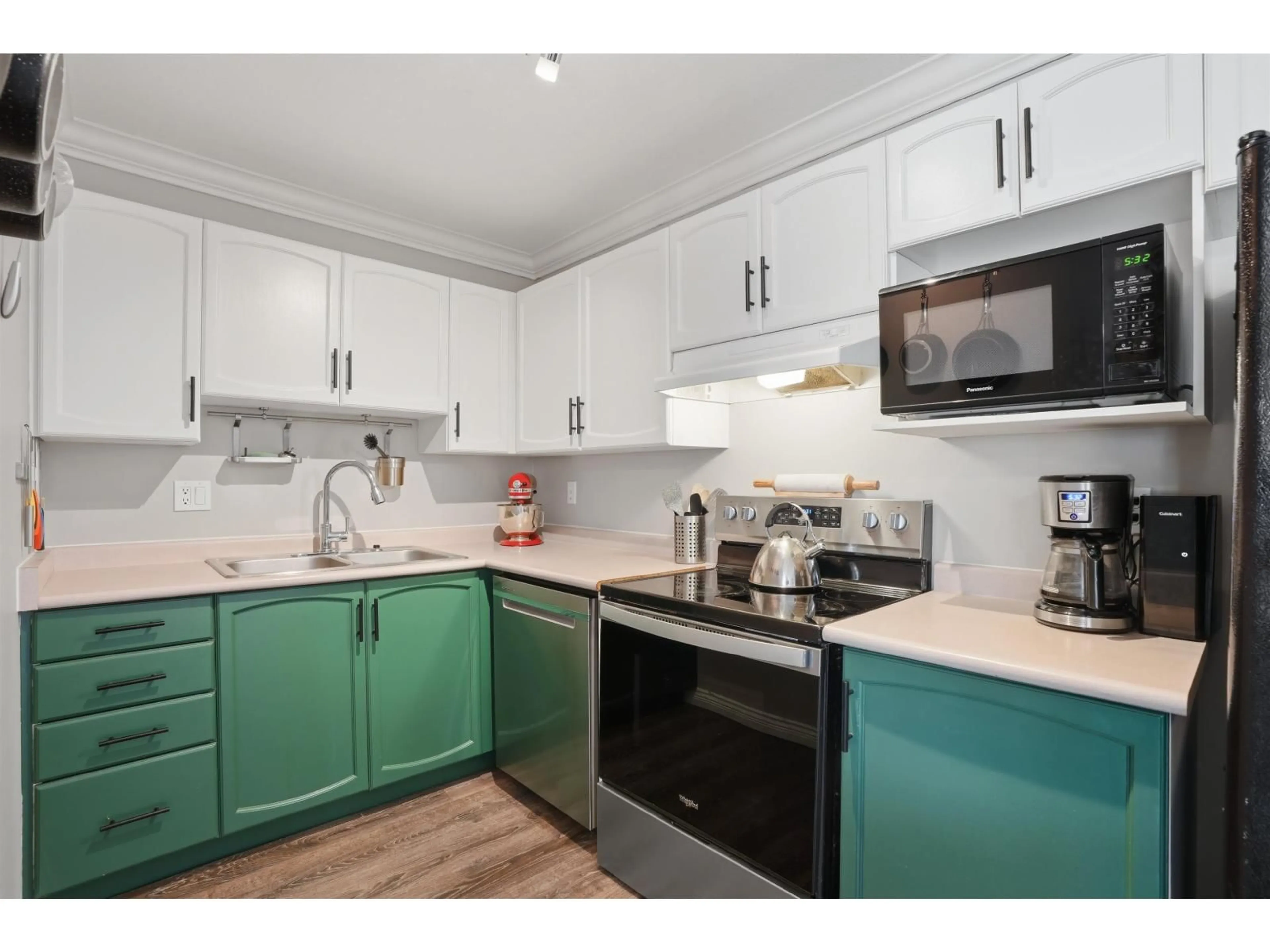 Standard kitchen, wood/laminate floor for 418 - 2962 TRETHEWEY STREET, Abbotsford British Columbia V2T4M3
