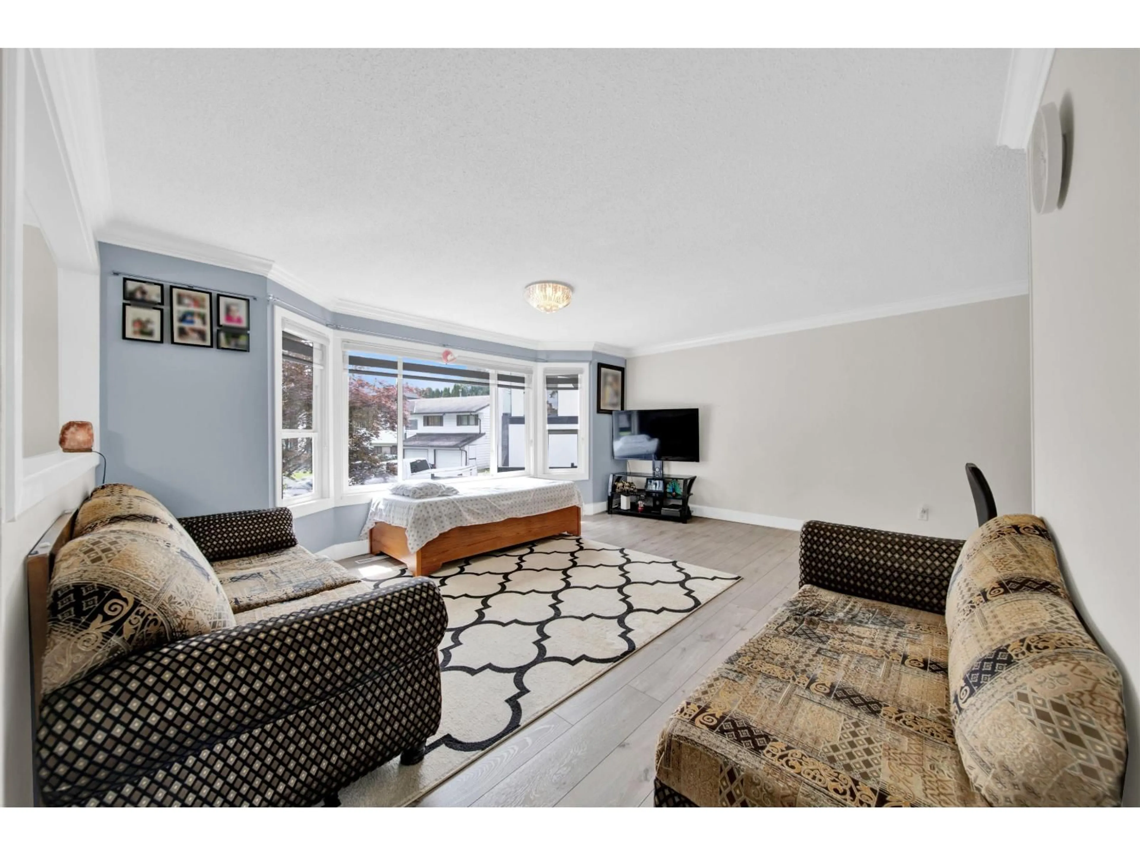 Living room with furniture, unknown for 9088 146A STREET, Surrey British Columbia V3R6X7