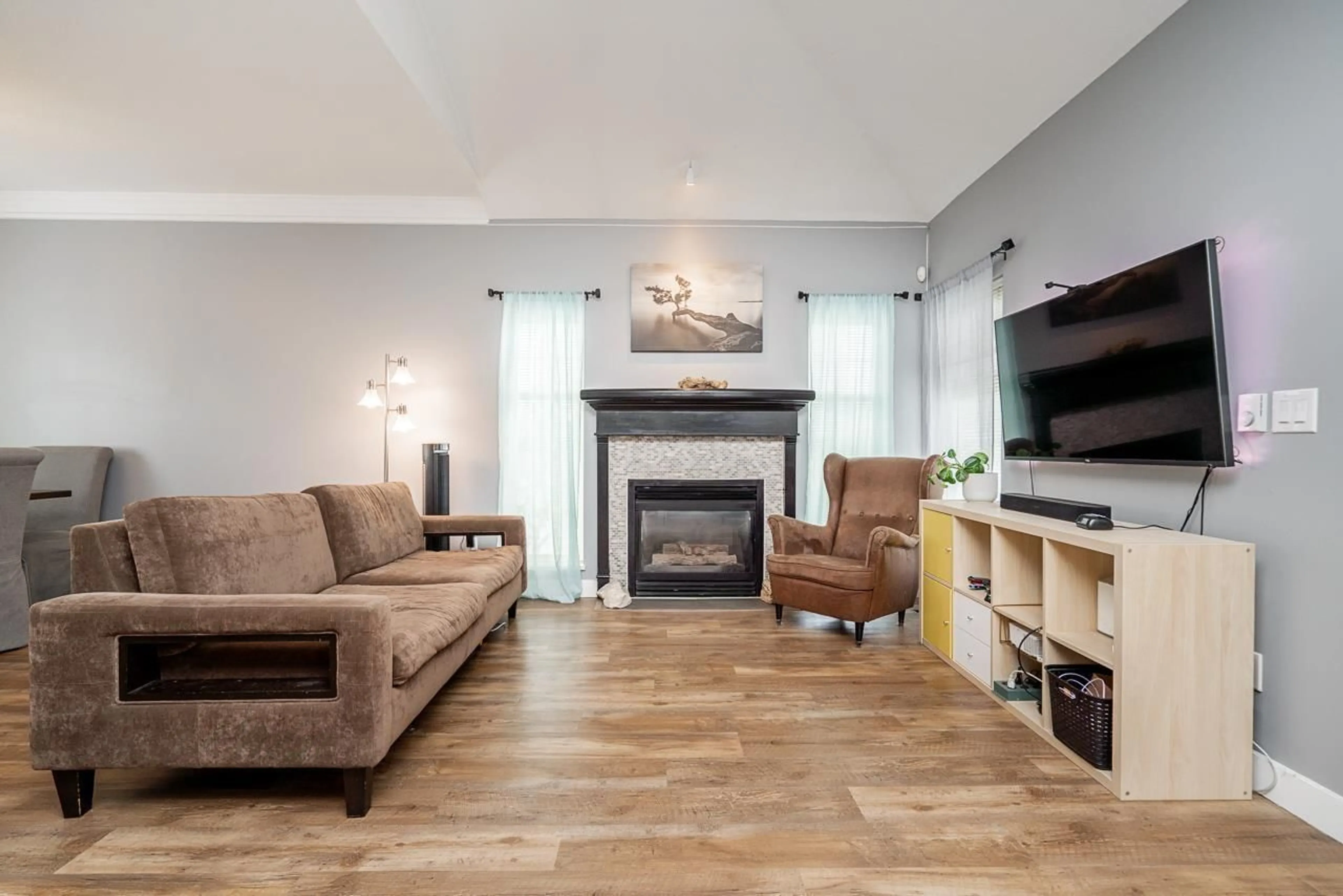 Living room with furniture, wood/laminate floor for 123 - 20820 87 AVENUE, Langley British Columbia V1M3W5