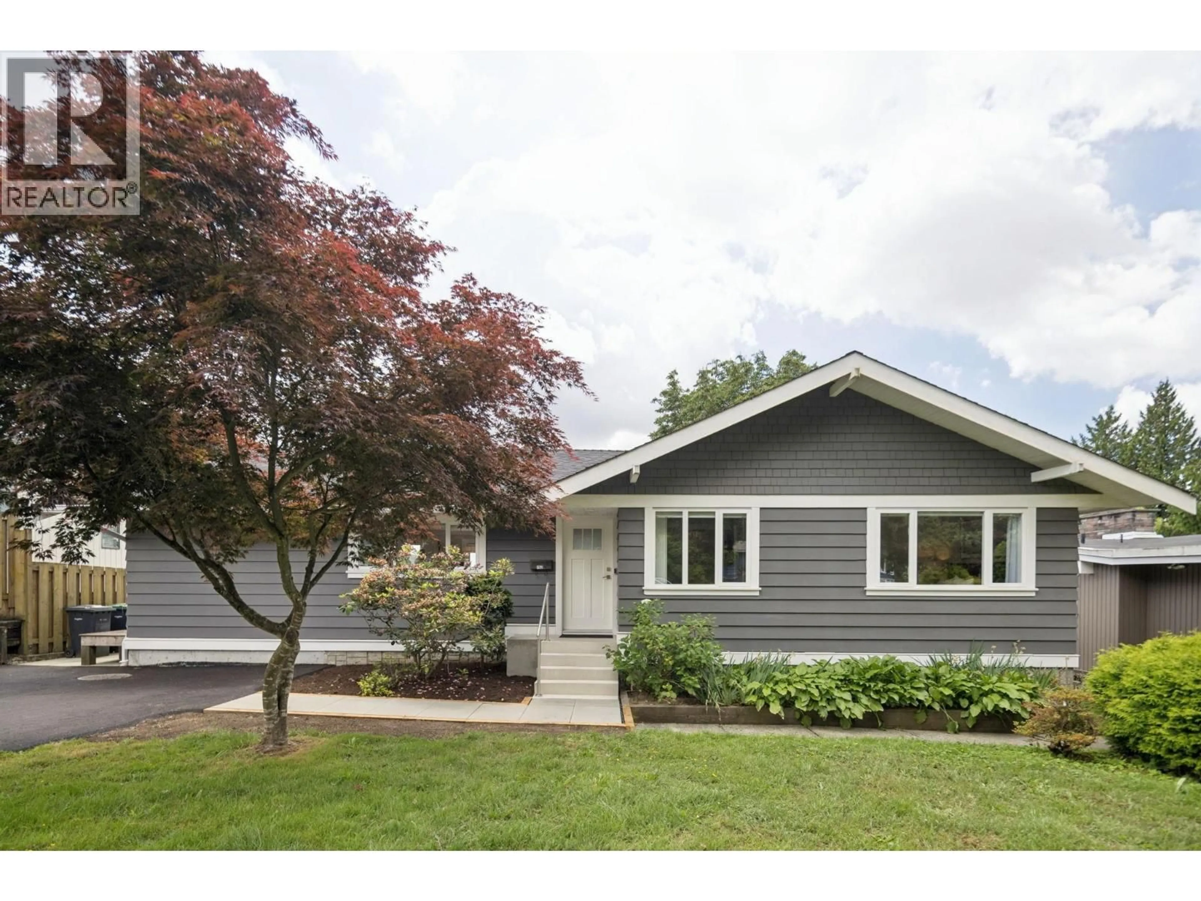 Home with vinyl exterior material, street for 752 SHAW AVENUE, Coquitlam British Columbia V3K2R8