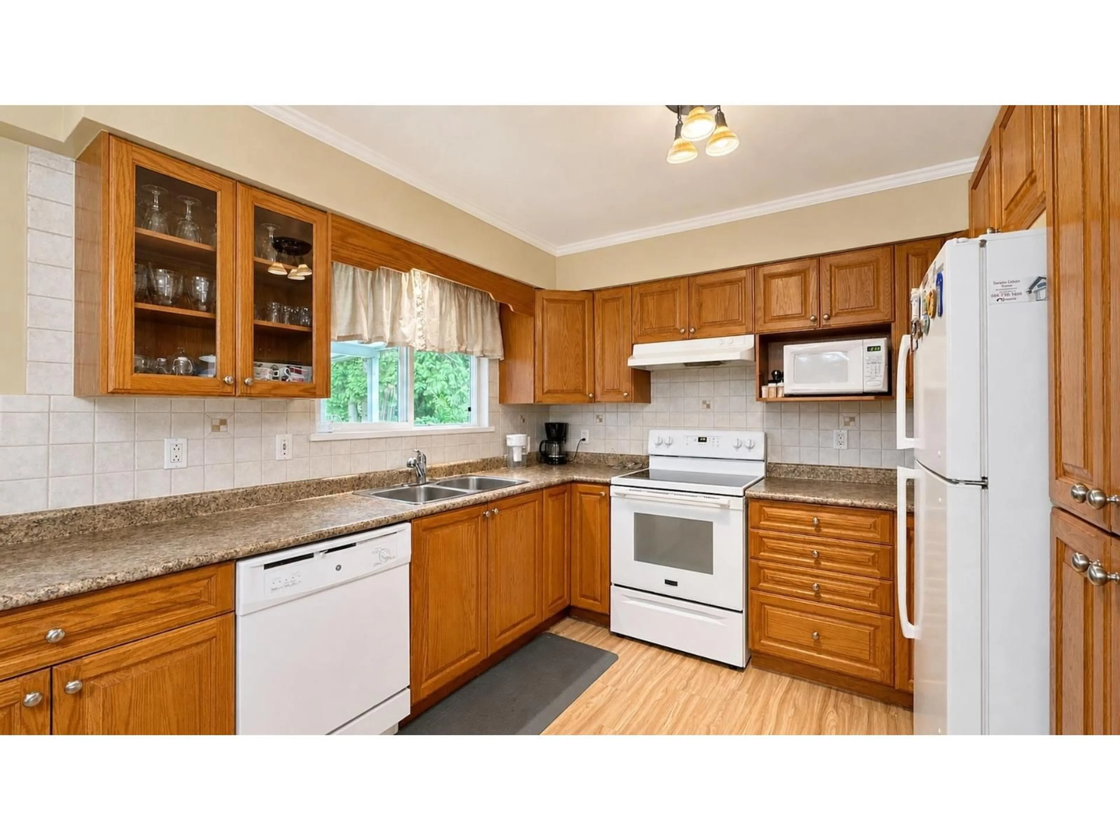 Standard kitchen, unknown for 11010 PARTRIDGE CRESCENT, Surrey British Columbia V3R5A8
