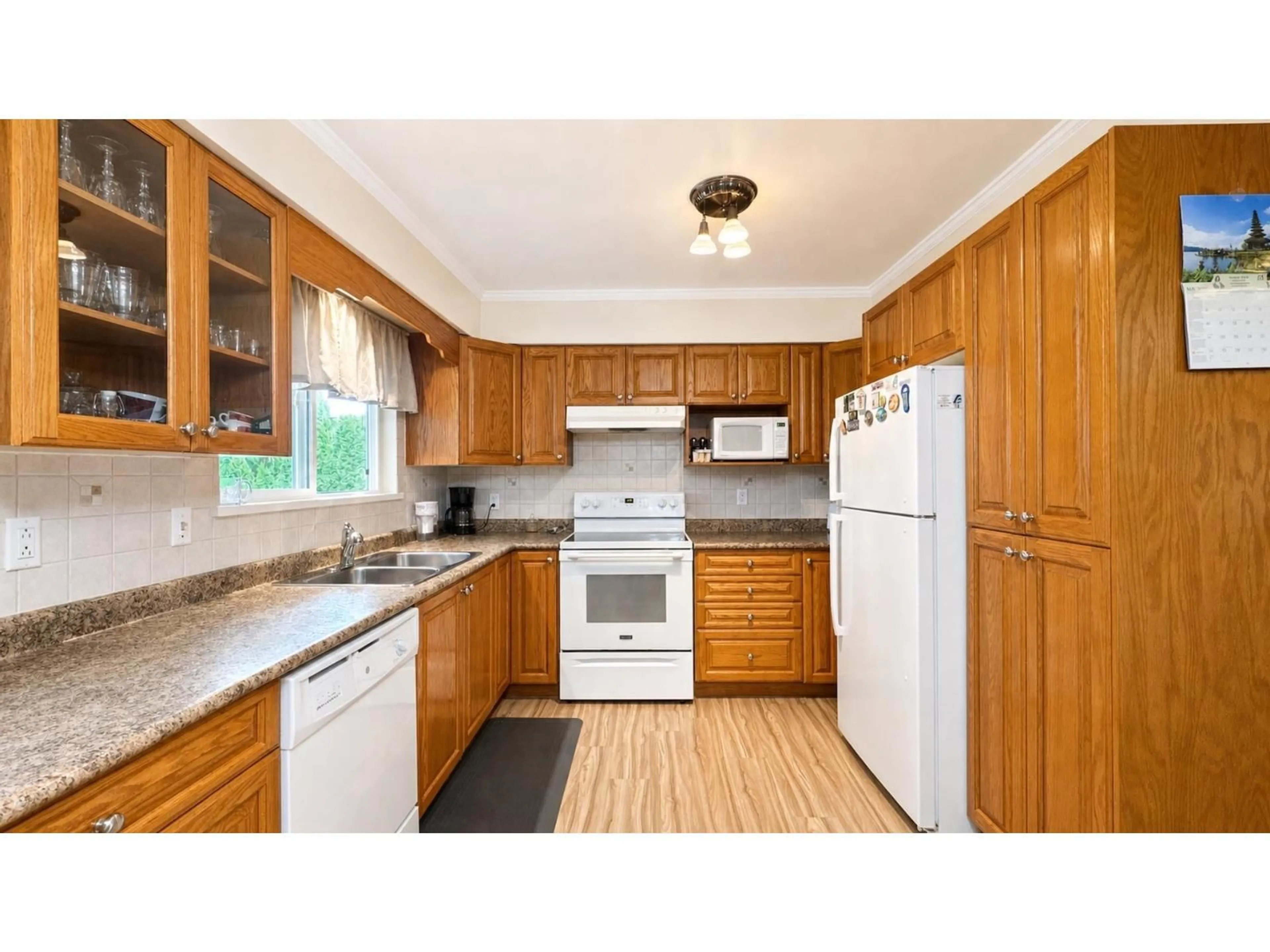 Standard kitchen, wood/laminate floor for 11010 PARTRIDGE CRESCENT, Surrey British Columbia V3R5A8