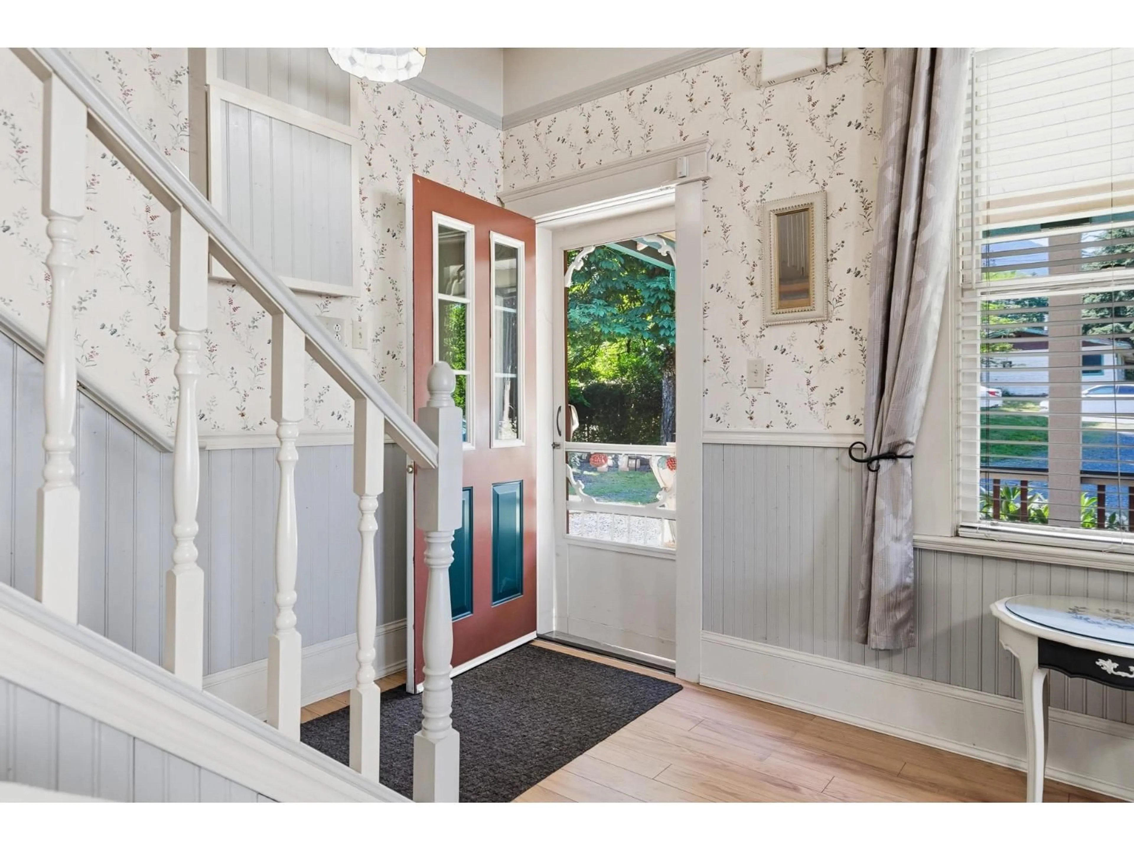 Indoor entryway for 1075 3RD AVENUE, Hope British Columbia V0X1L0