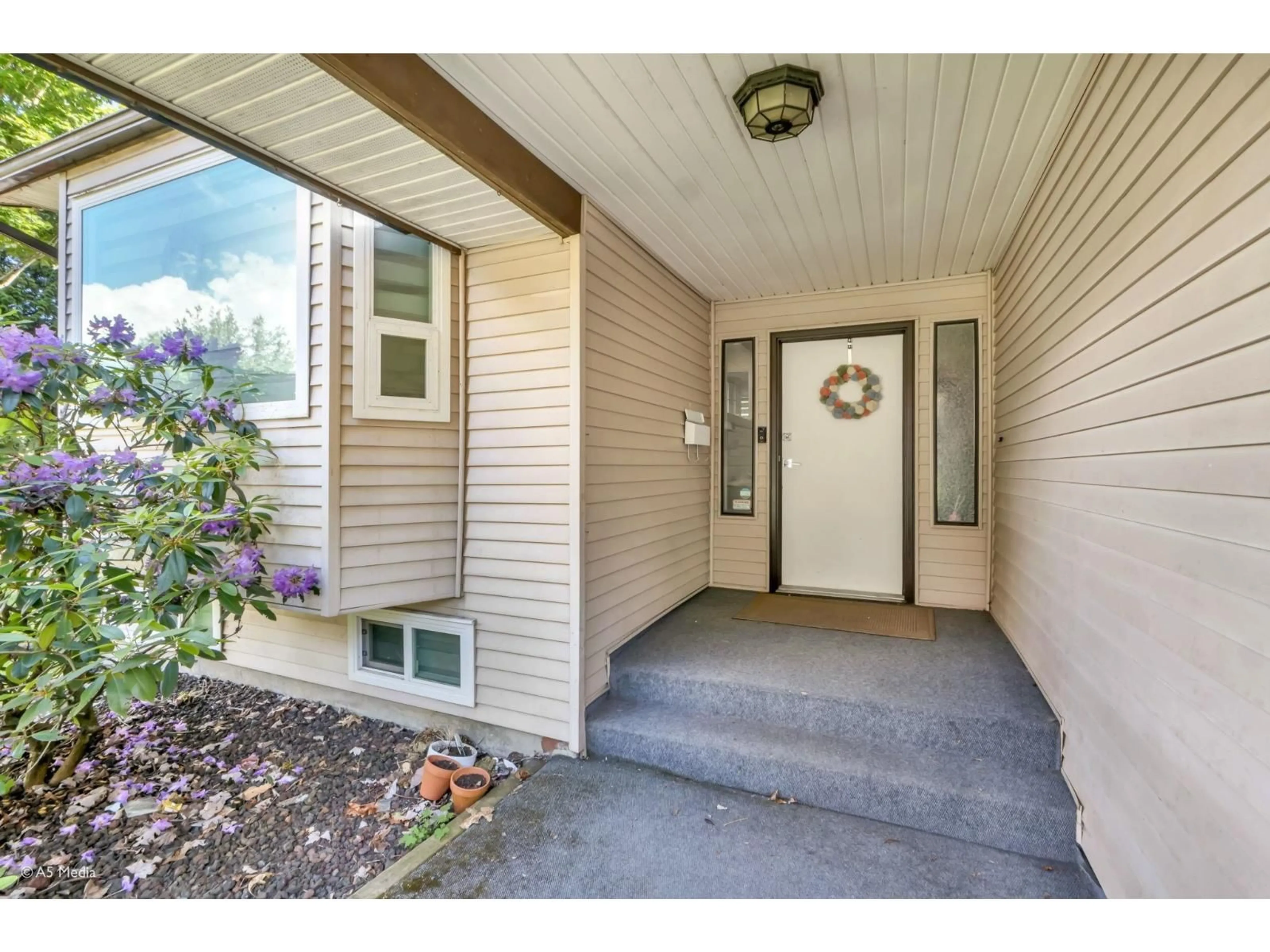 Indoor entryway for 15390 85 AVENUE, Surrey British Columbia V3S6H7