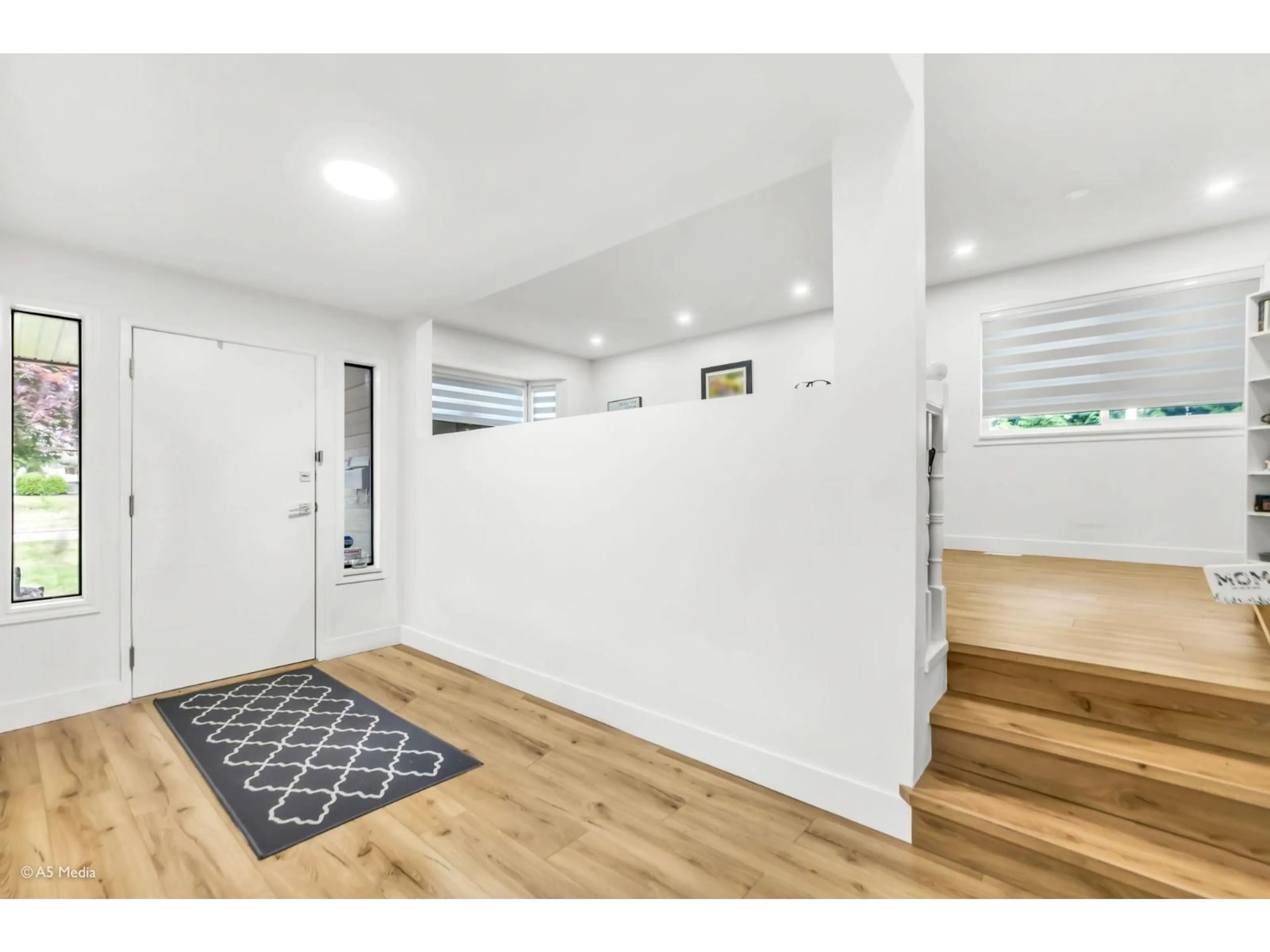 Indoor entryway for 15390 85 AVENUE, Surrey British Columbia V3S6H7
