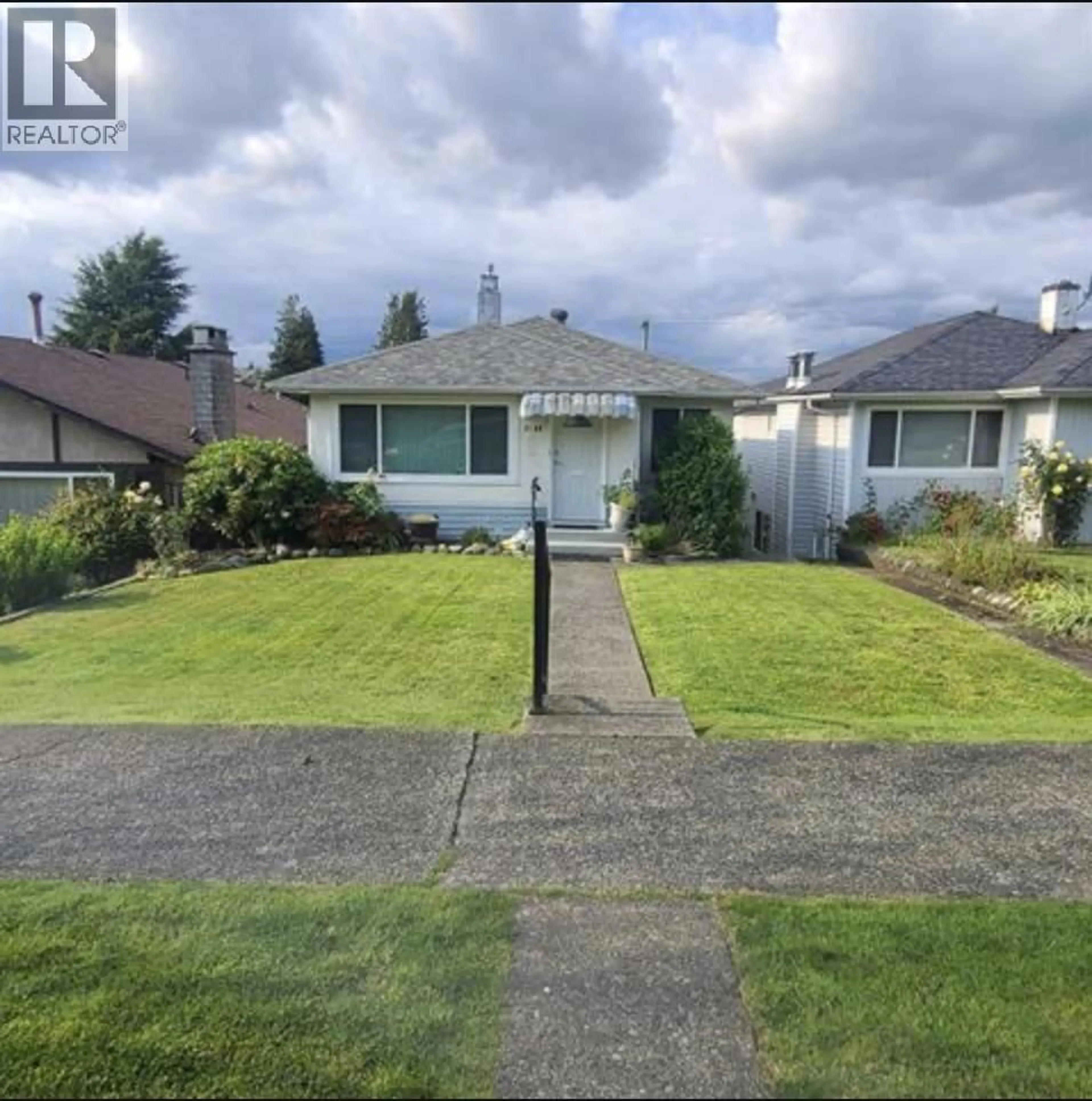 A pic from outside/outdoor area/front of a property/back of a property/a pic from drone, street for 3155 14TH AVENUE, Vancouver British Columbia V5M2J3