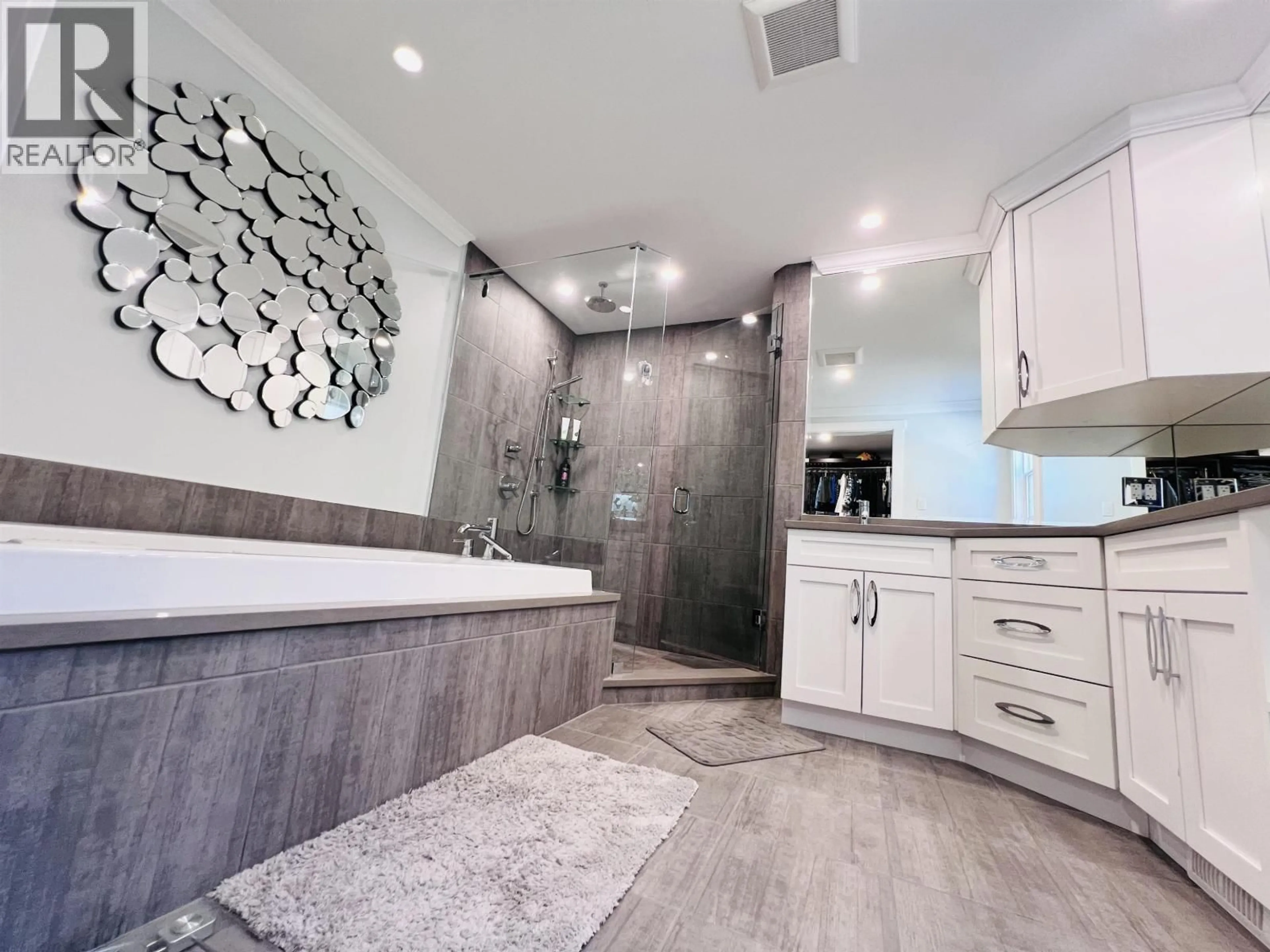 Contemporary bathroom, ceramic/tile floor for 21066 GLENWOOD AVENUE, Maple Ridge British Columbia V2X8K5