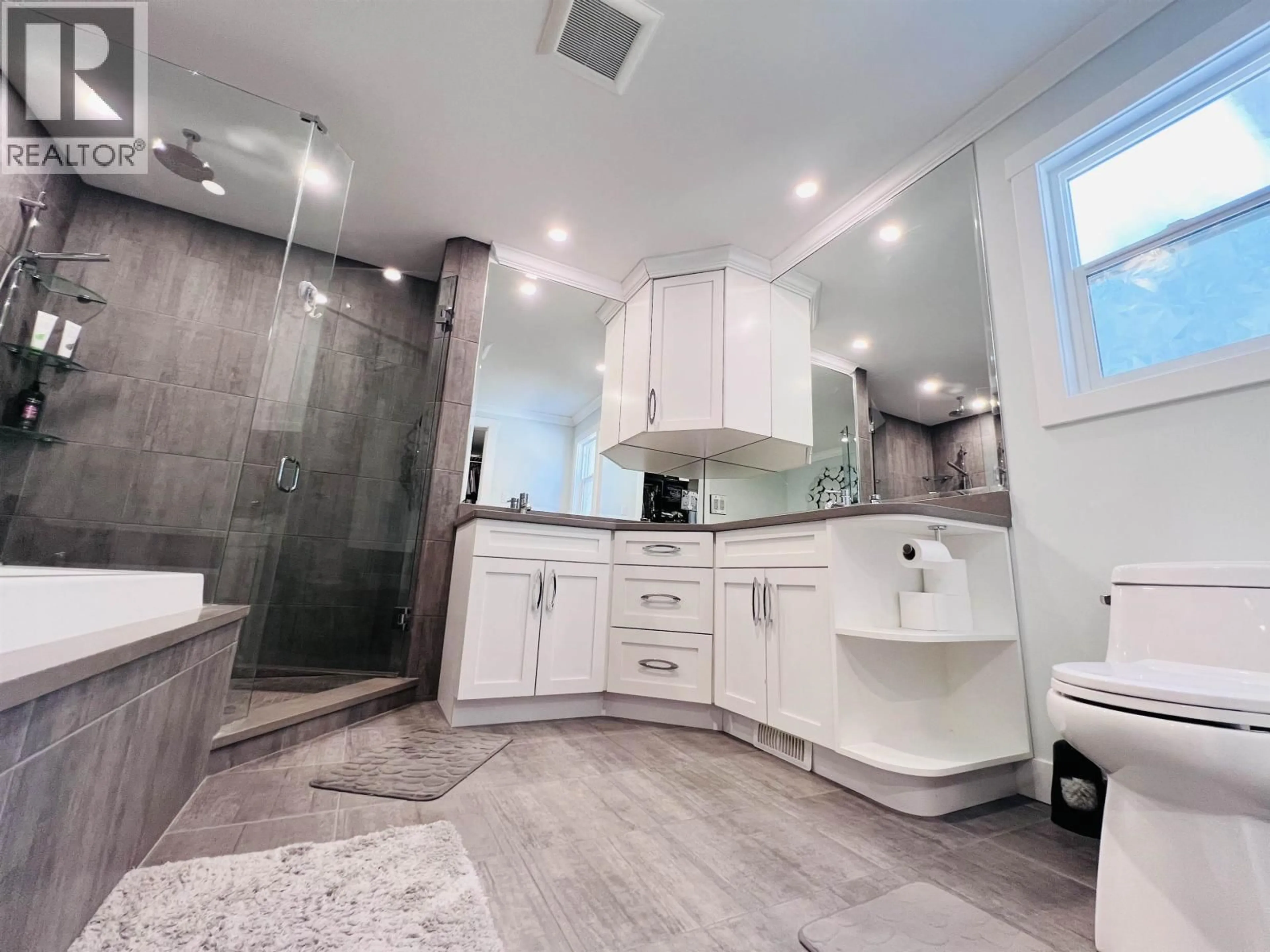 Contemporary bathroom, ceramic/tile floor for 21066 GLENWOOD AVENUE, Maple Ridge British Columbia V2X8K5