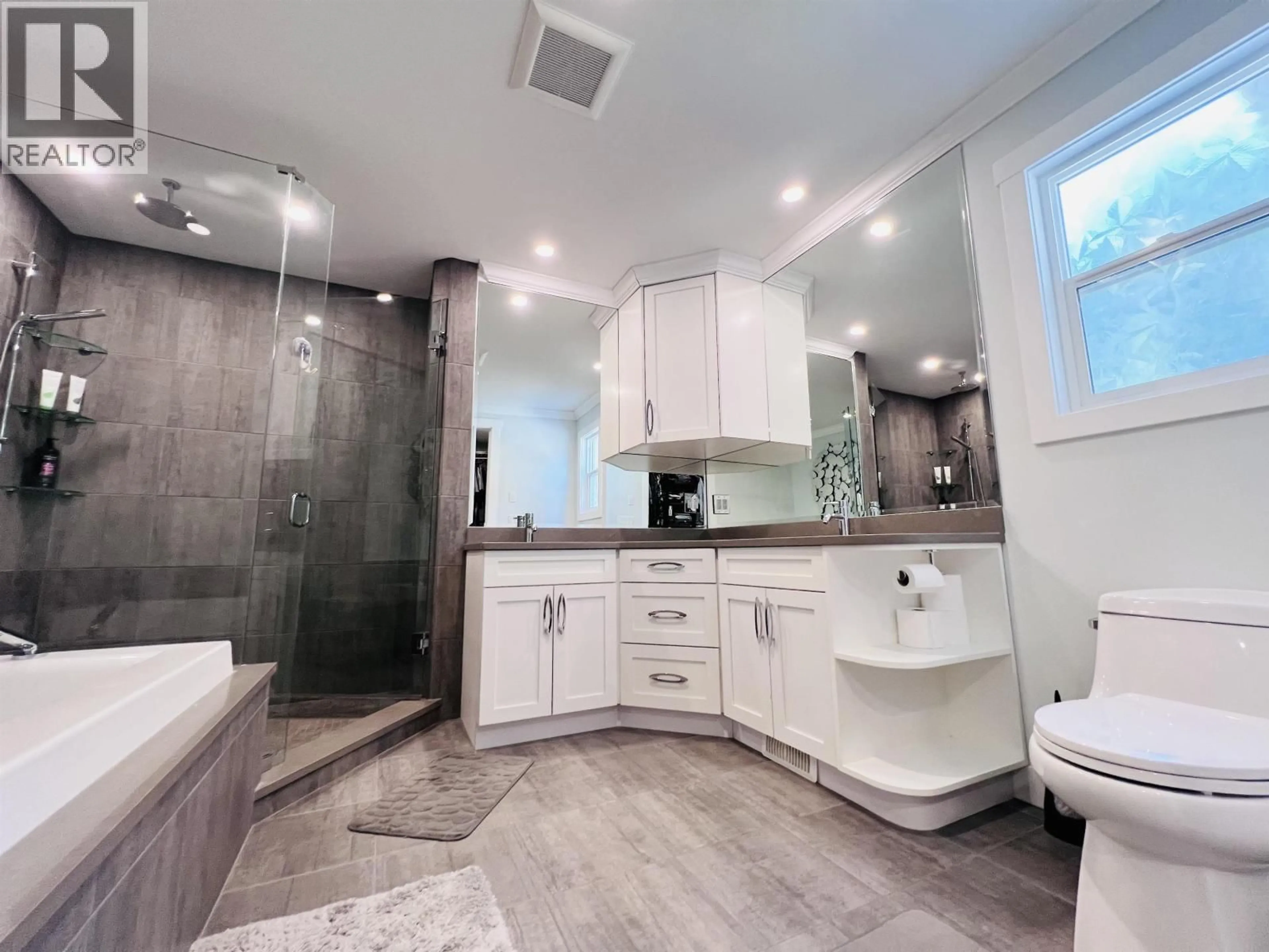Contemporary bathroom, ceramic/tile floor for 21066 GLENWOOD AVENUE, Maple Ridge British Columbia V2X8K5