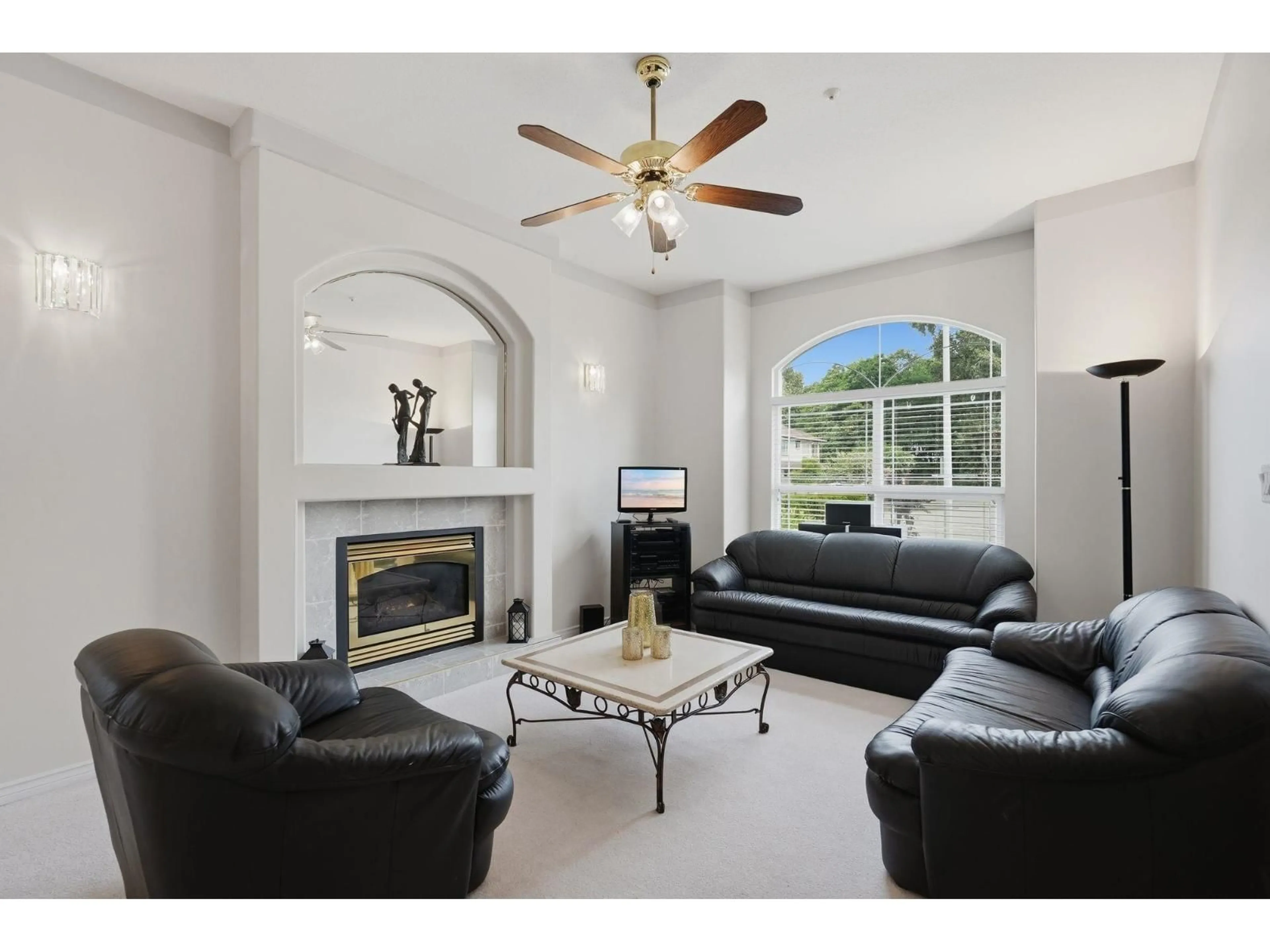 Living room with furniture, ceramic/tile floor for 6630 123 STREET, Surrey British Columbia V3W0W1
