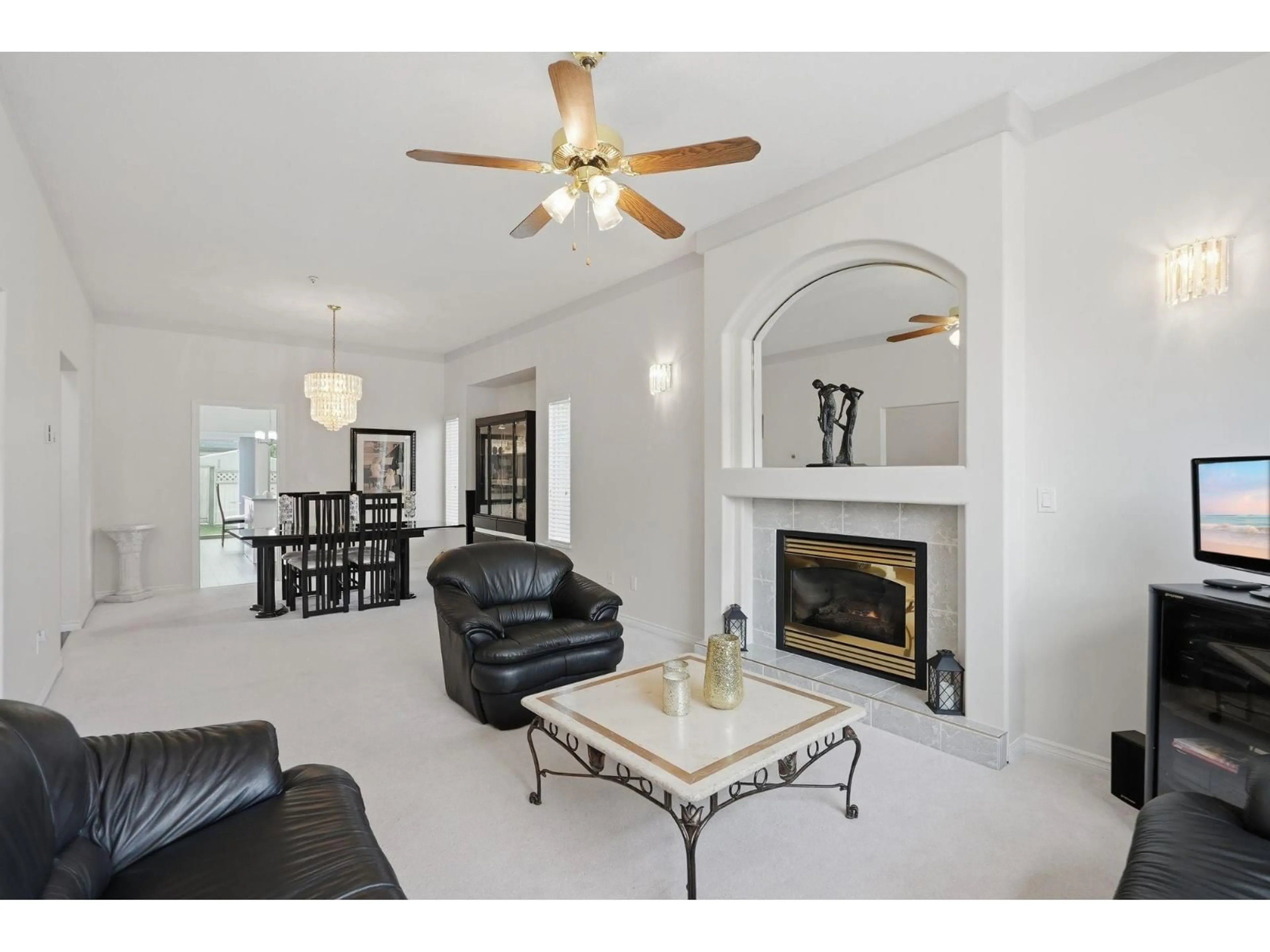 Living room with furniture, ceramic/tile floor for 6630 123 STREET, Surrey British Columbia V3W0W1