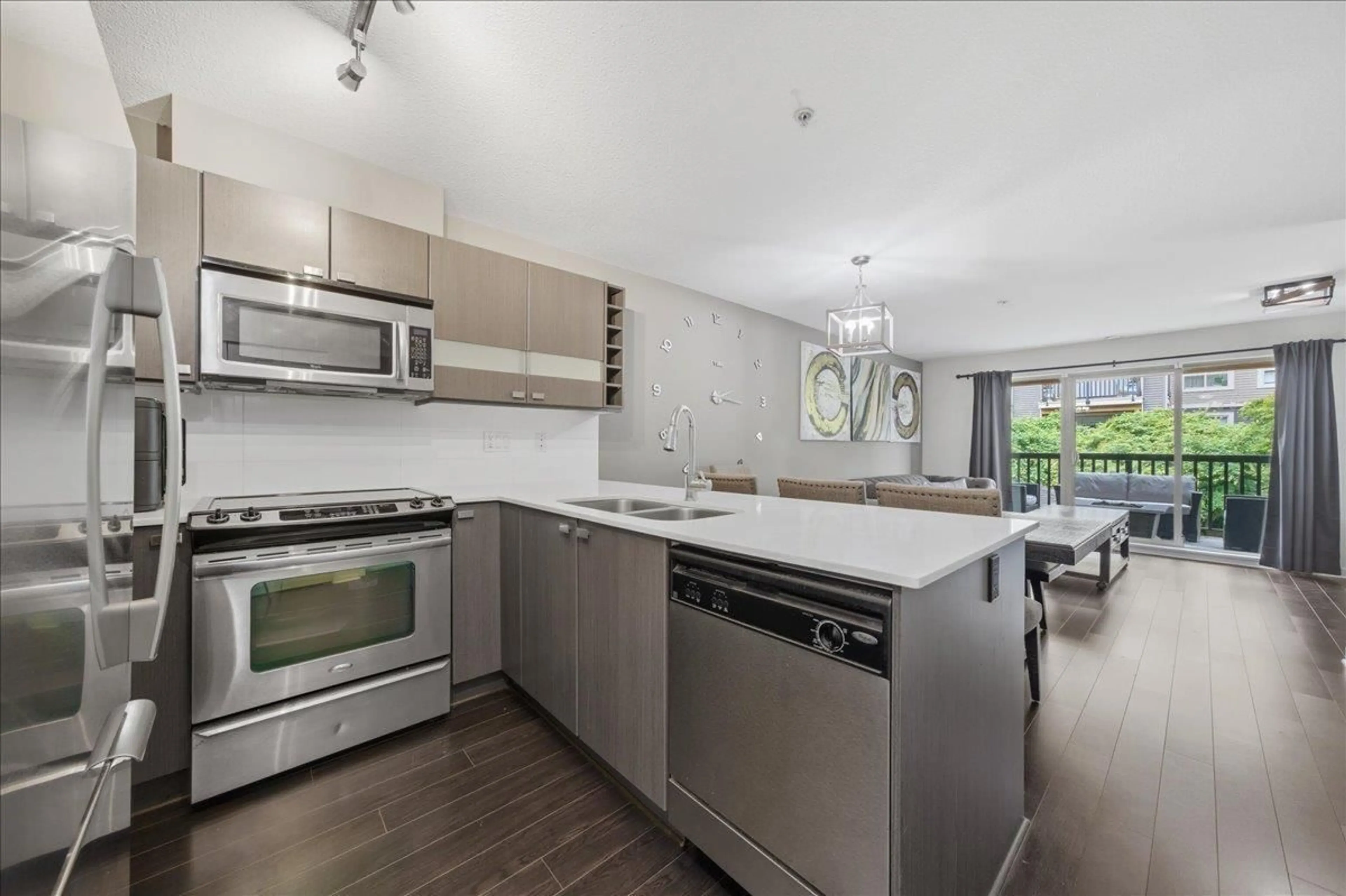 Open concept kitchen, unknown for 215 - 21009 56 AVENUE, Langley British Columbia V3A0C9