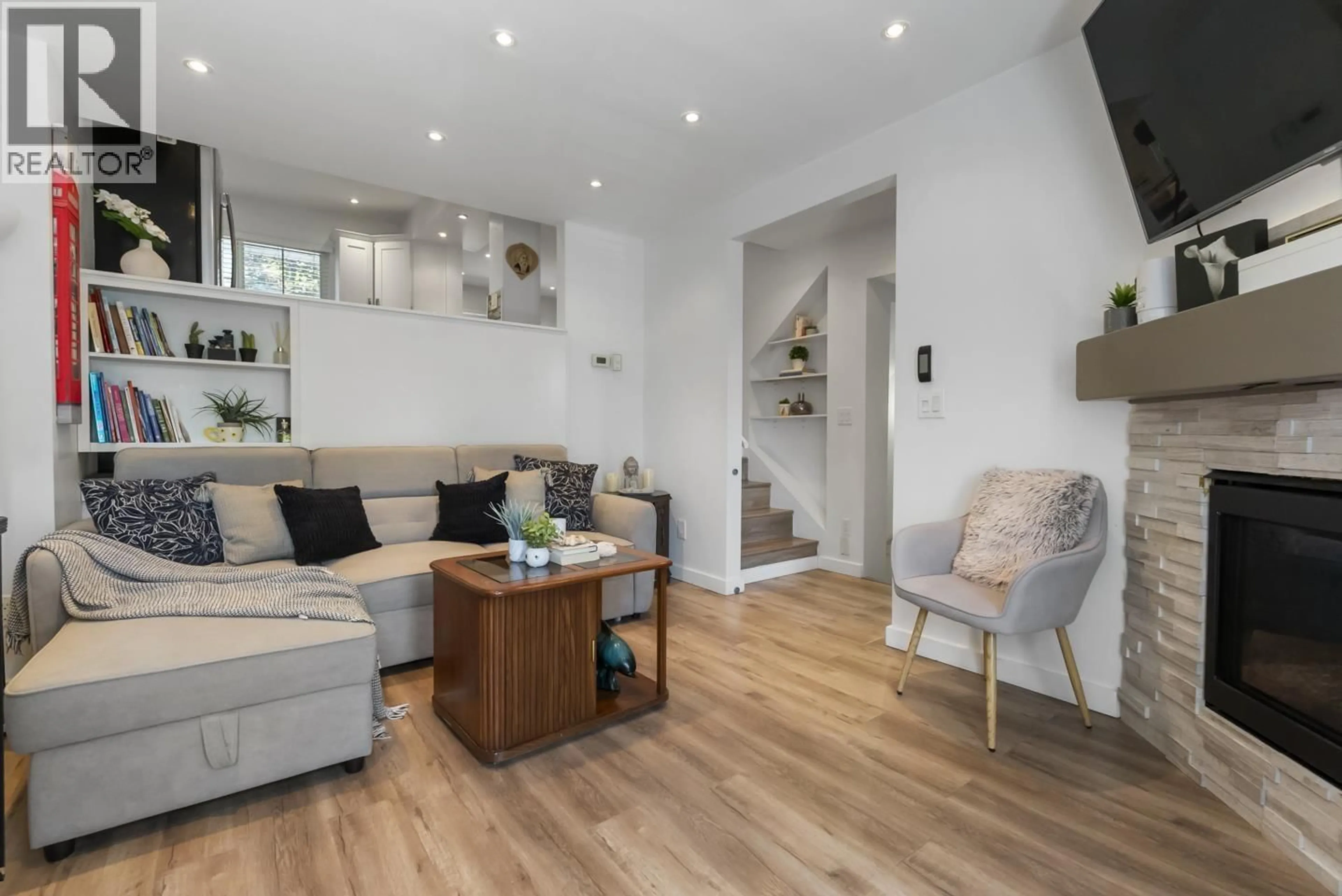 Living room with furniture, wood/laminate floor for 45 - 11229 232 STREET, Maple Ridge British Columbia V2X2N4