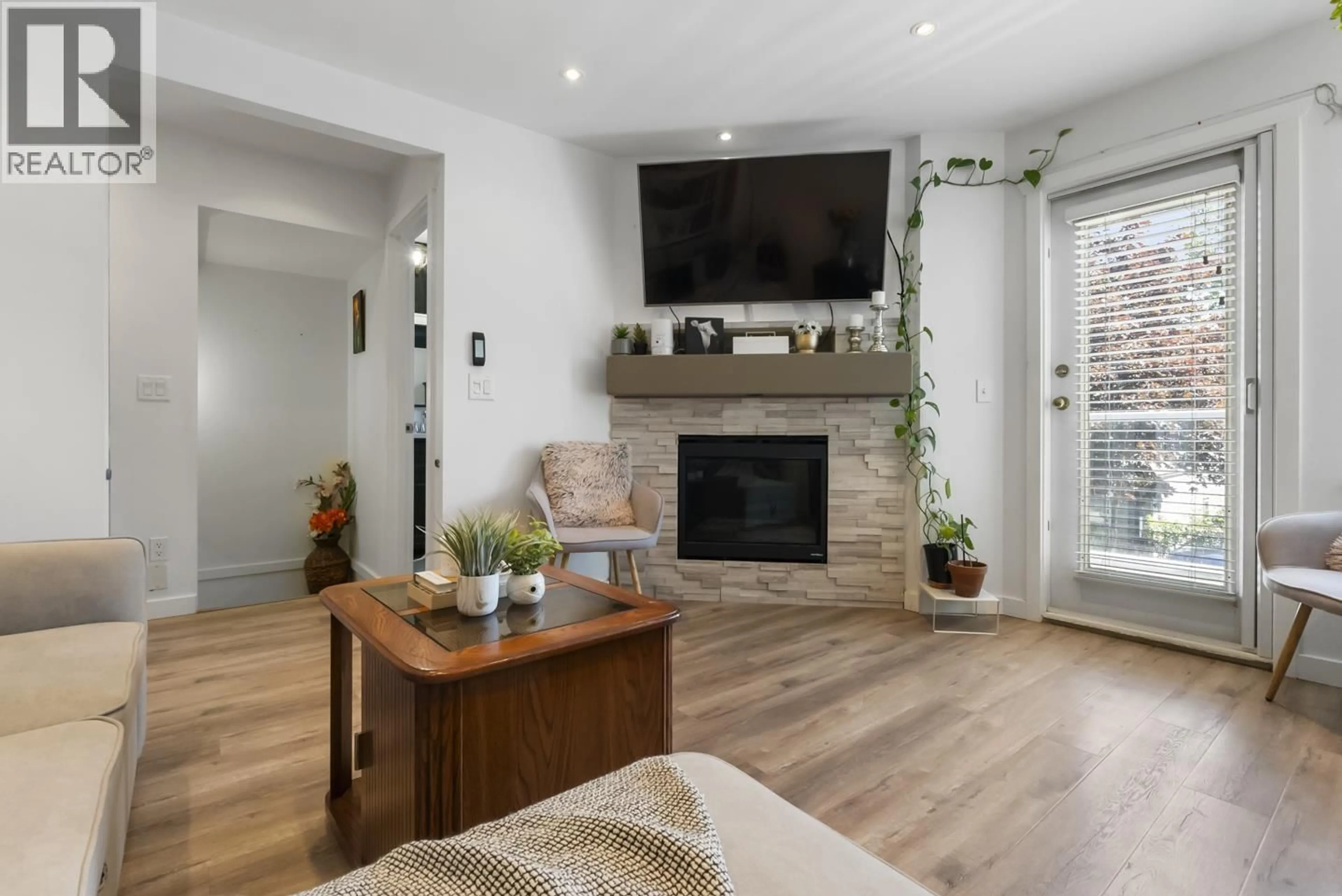 Living room with furniture, wood/laminate floor for 45 - 11229 232 STREET, Maple Ridge British Columbia V2X2N4