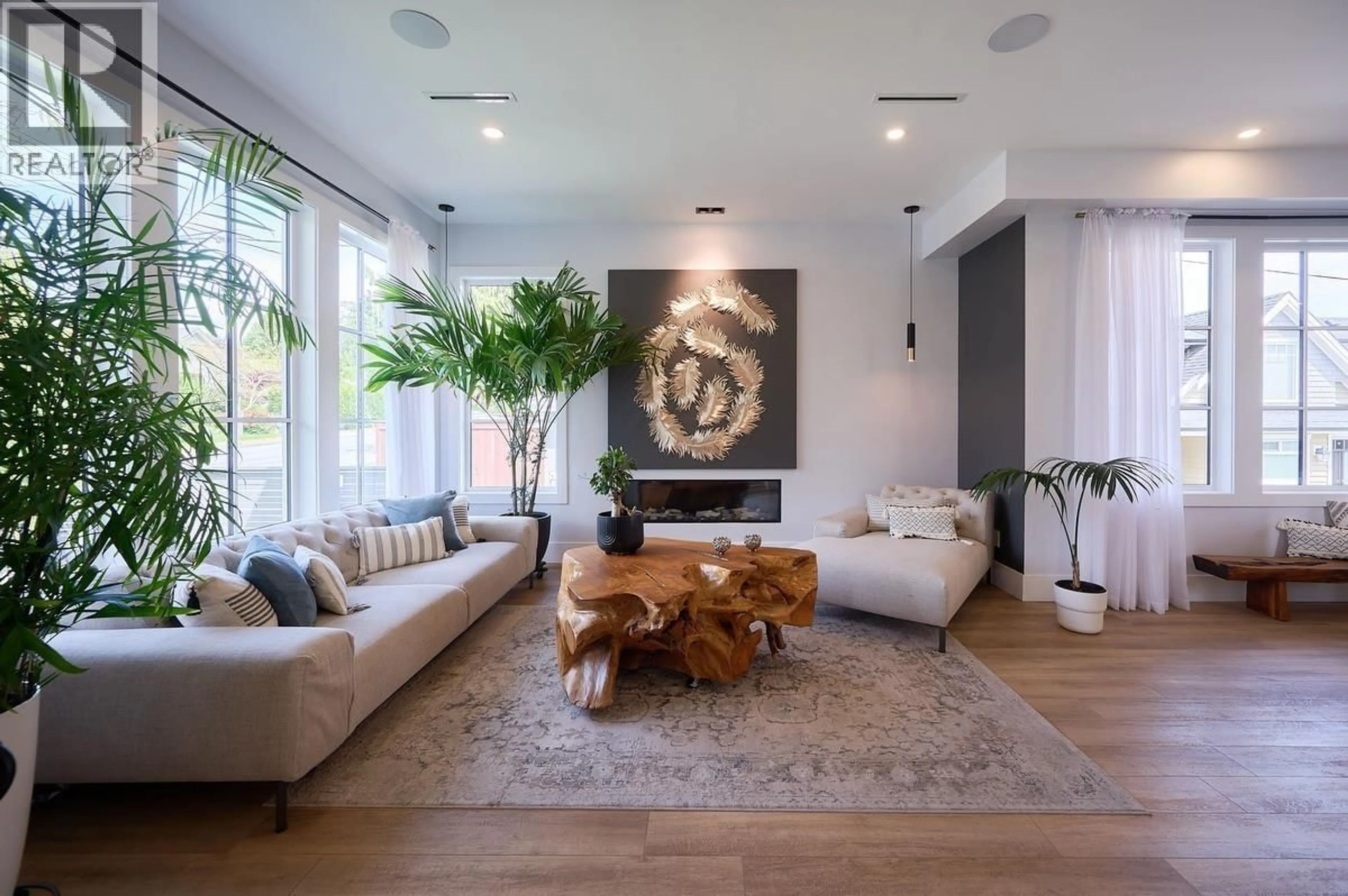 Living room with furniture, unknown for 449 15TH STREET, North Vancouver British Columbia V7L2R9