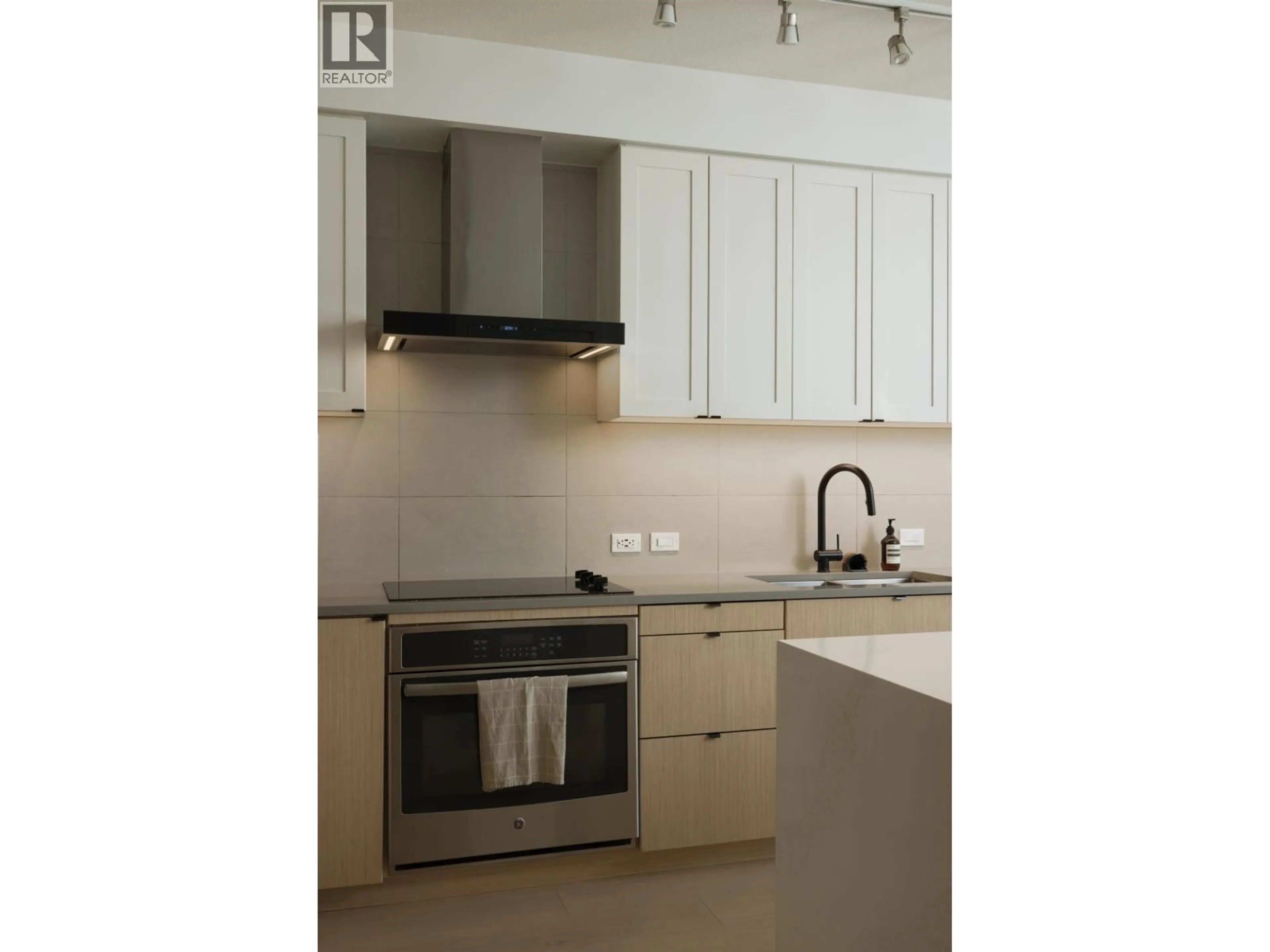 Standard kitchen, unknown for 106 - 3205 MOUNTAIN HIGHWAY, North Vancouver British Columbia V7K0A3